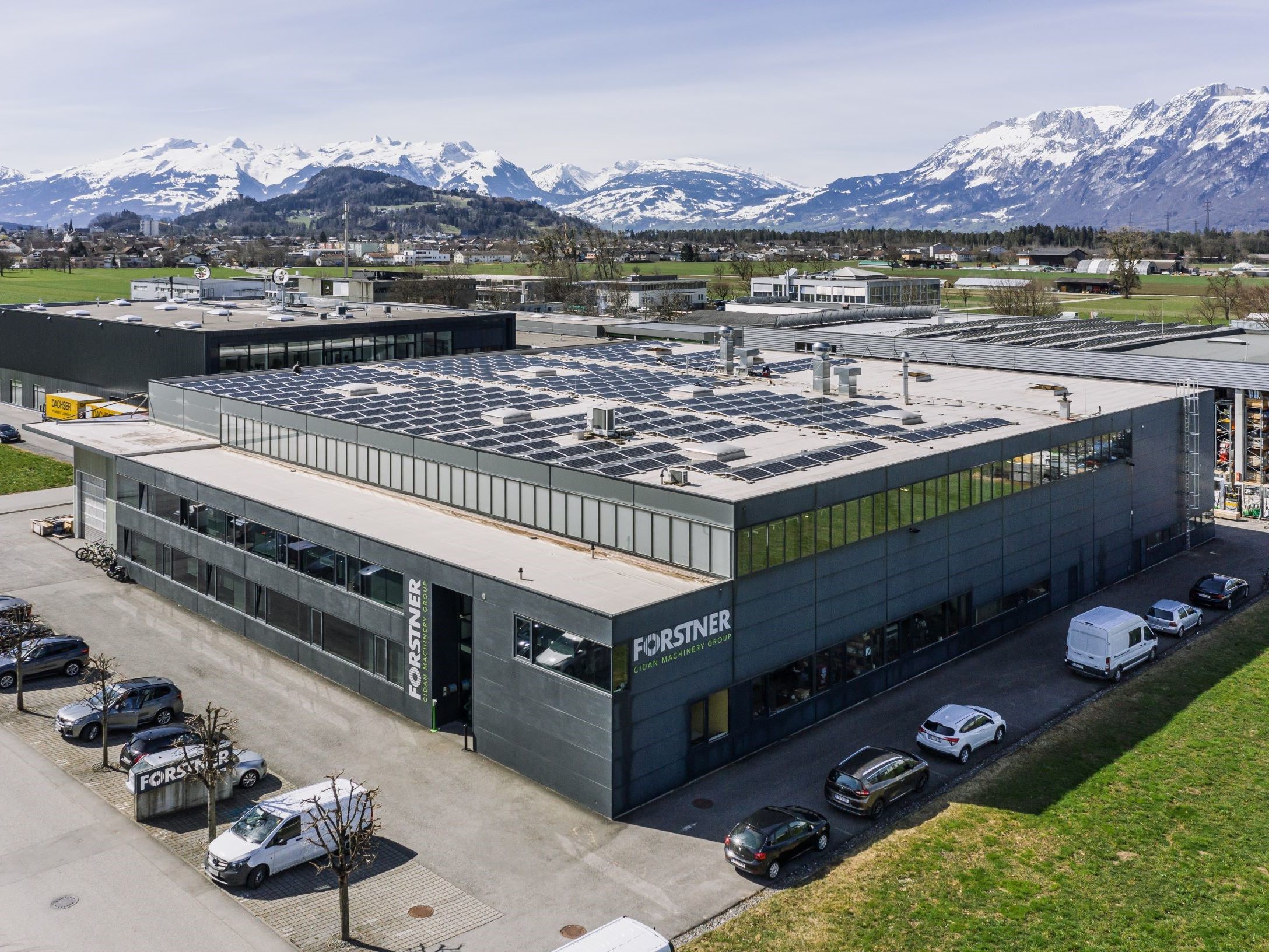 Eine 200 kWp Photovoltaikanlage wurde auf dem Dach der Industrieliegenschaft „R1“ installiert.