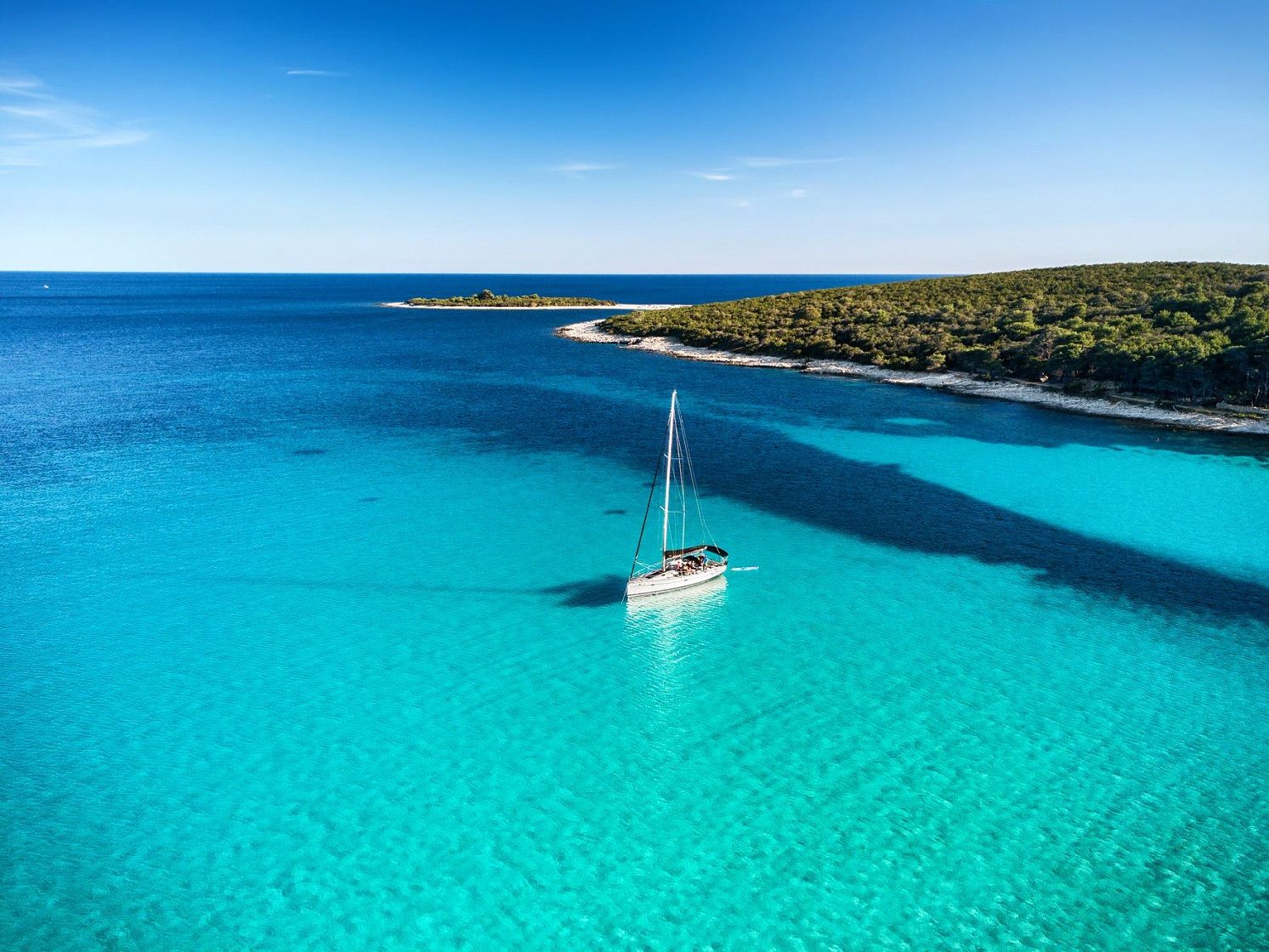 Der beste Weg, die Küste und die Inseln der Region Zadar zu erkunden, ist ein Segeltrip. Der beste Weg, die Küste und die Inseln der Region Zadar zu erkunden, ist ein Segeltrip.