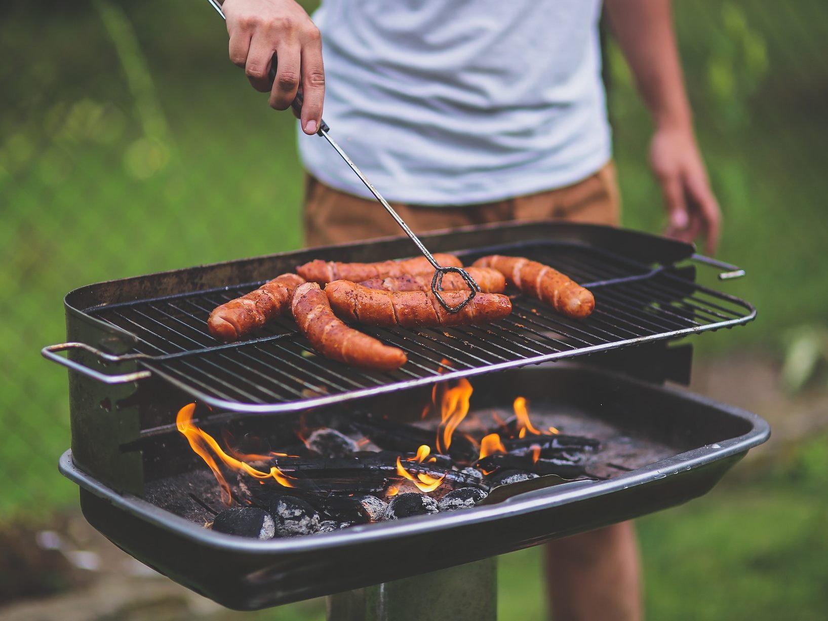 Bei Grillen passieren auch Unfälle. Bei Grillen passieren auch Unfälle.