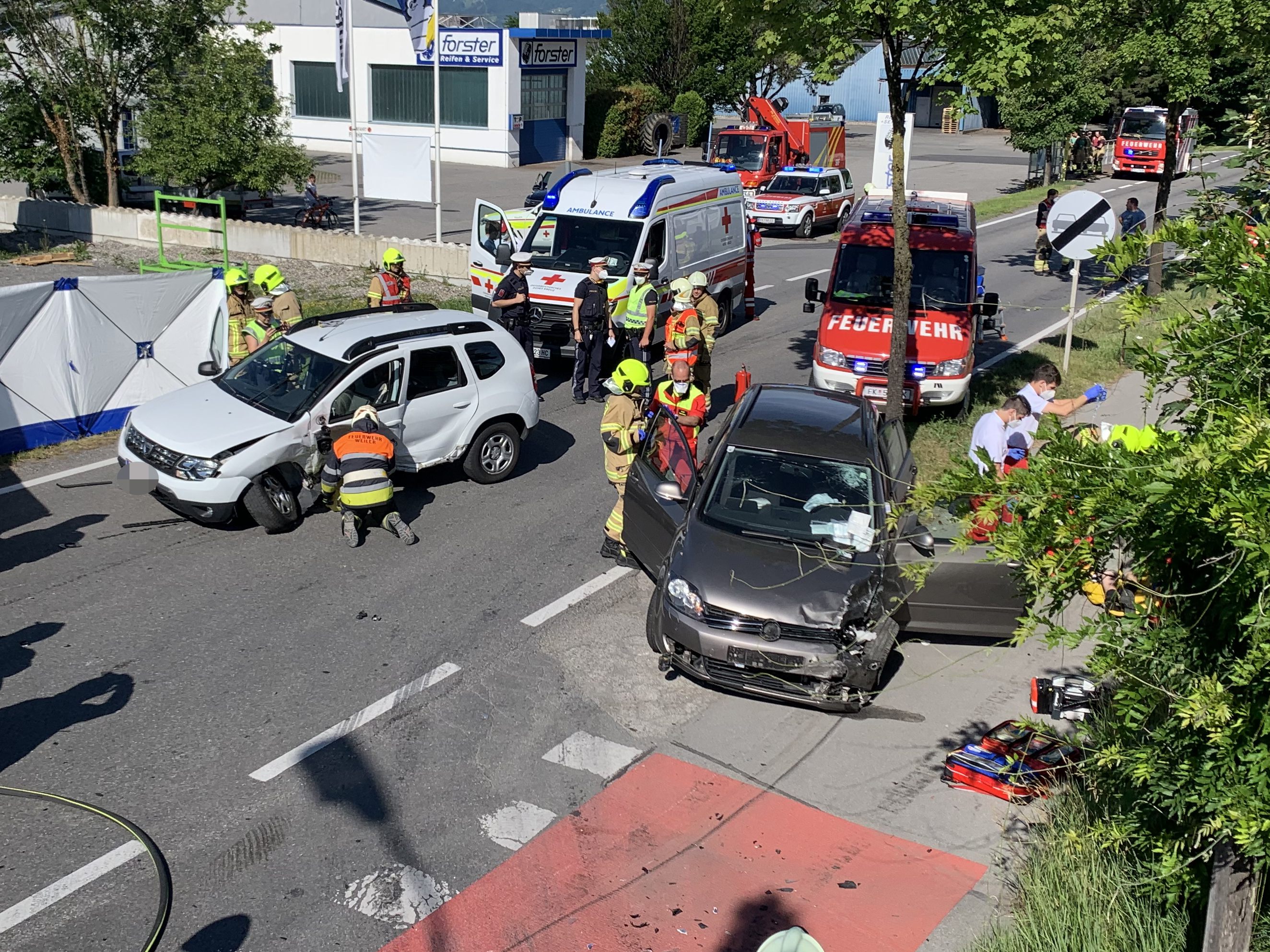 Großeinsatz von Rettung, Feuerwehr und Polizei nach dem Unfall in Klaus. Großeinsatz von Rettung, Feuerwehr und Polizei nach dem Unfall in Klaus.
