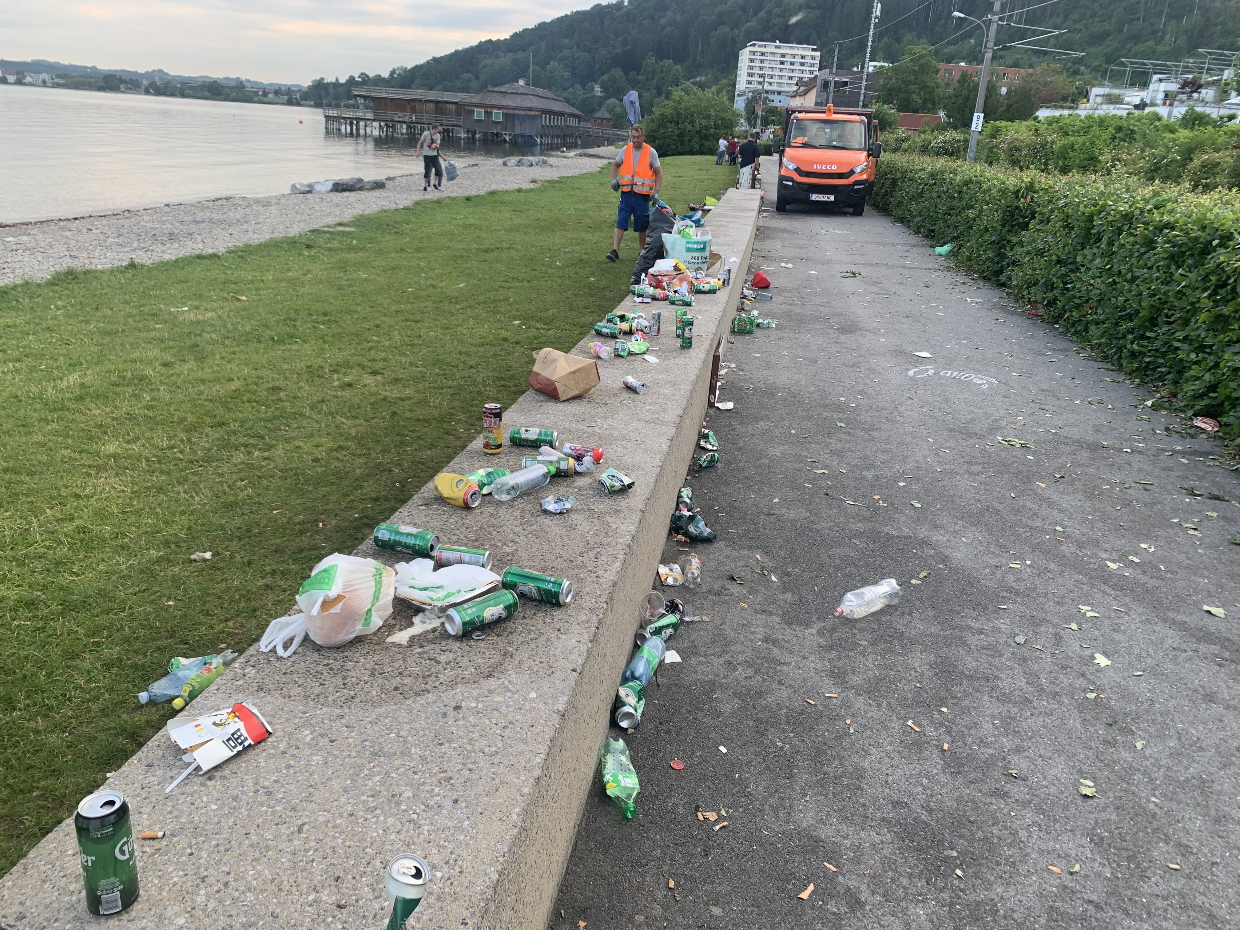 Sonntagmorgen am Seeufer Bregenz: Erneut Party-Schlachtfeld an der Pipeline.