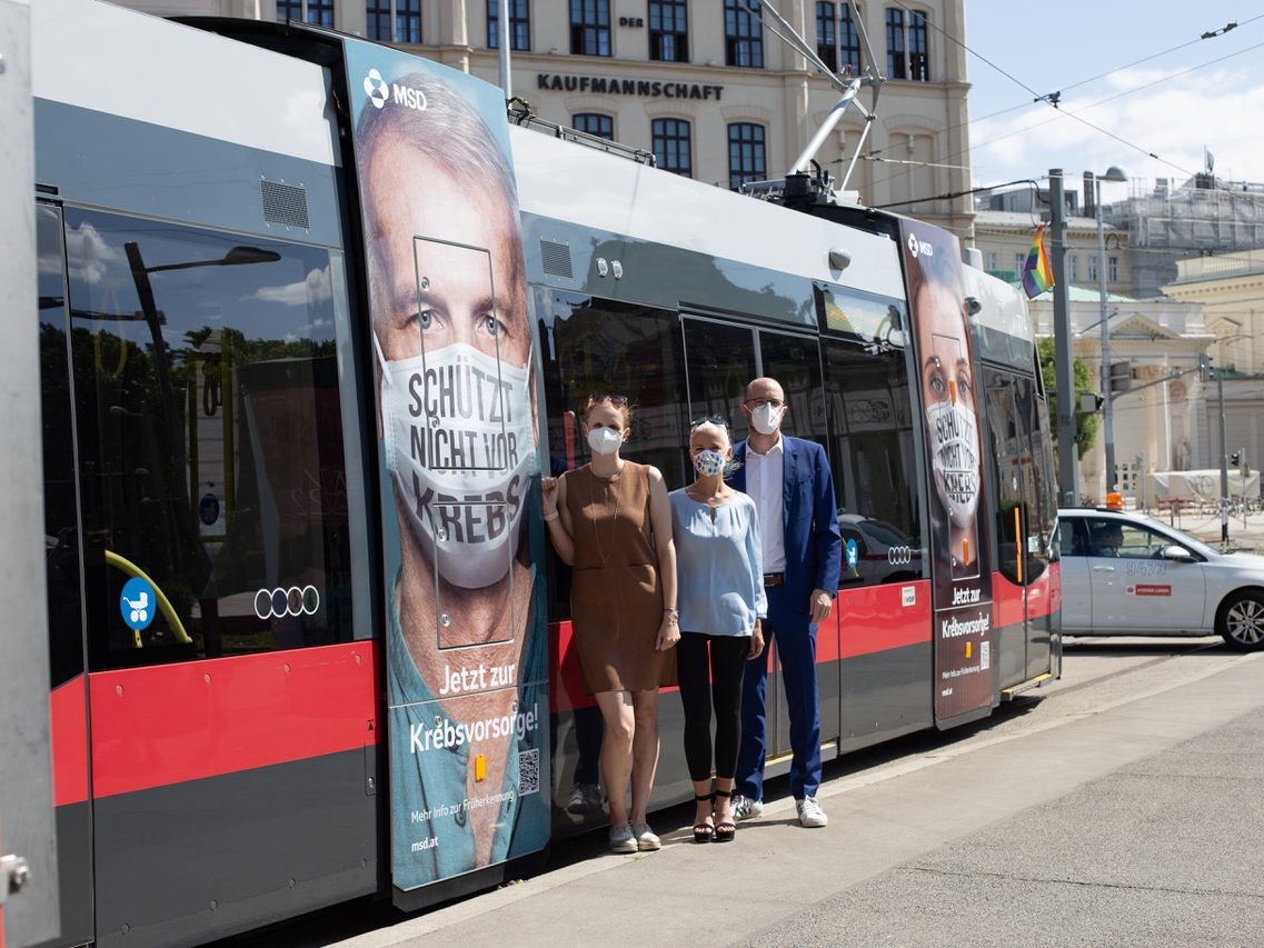 v.l.r.: Babette Lemberger, Walter Gerhard Hatzenbichler und Alexandra Kunsch präsentieren die neue Straßenbahn v.l.r.: Babette Lemberger, Walter Gerhard Hatzenbichler und Alexandra Kunsch präsentieren die neue Straßenbahn