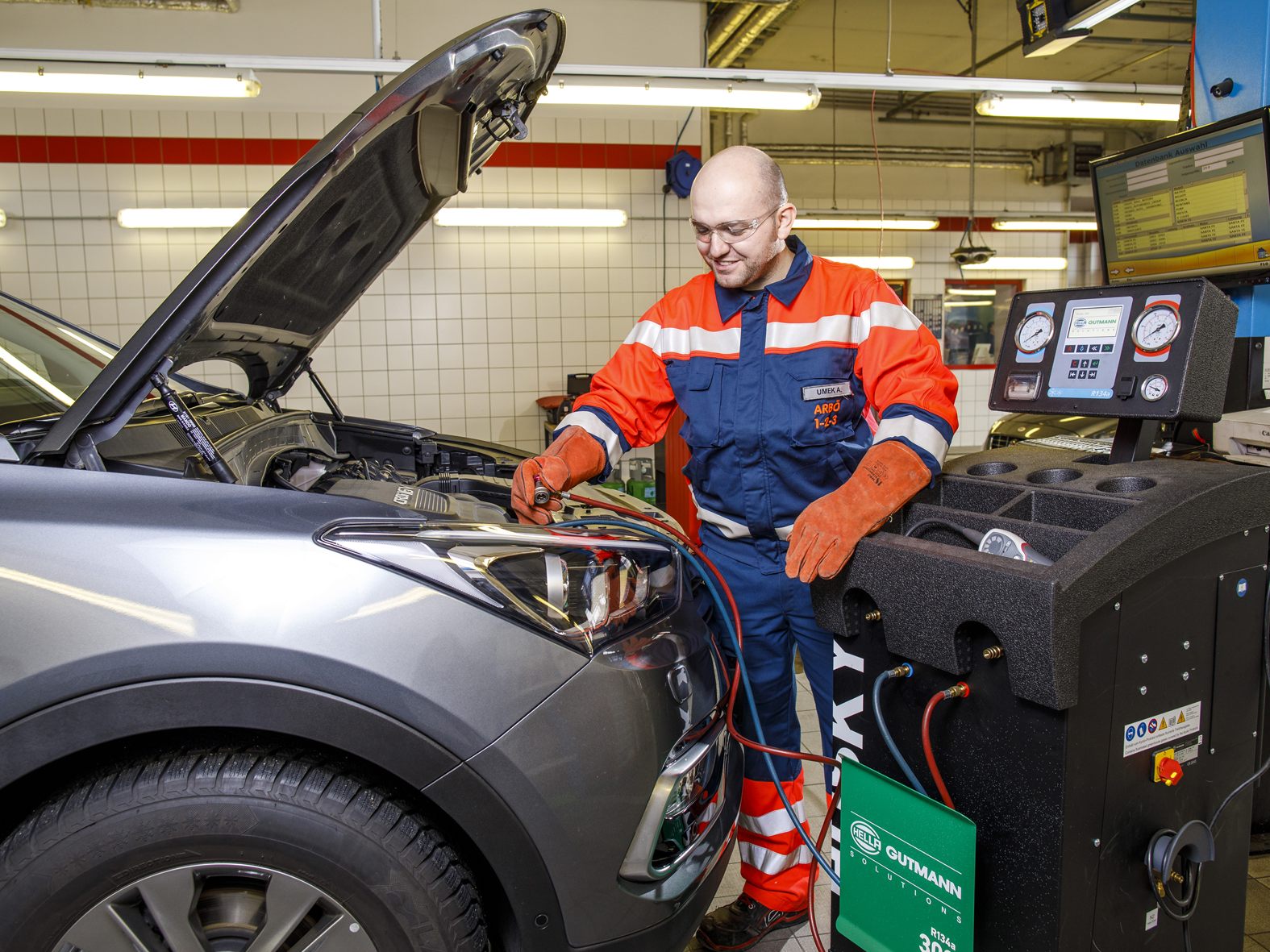 Vor der Urlaubsfahrt sollte man sein Auto überprüfen.