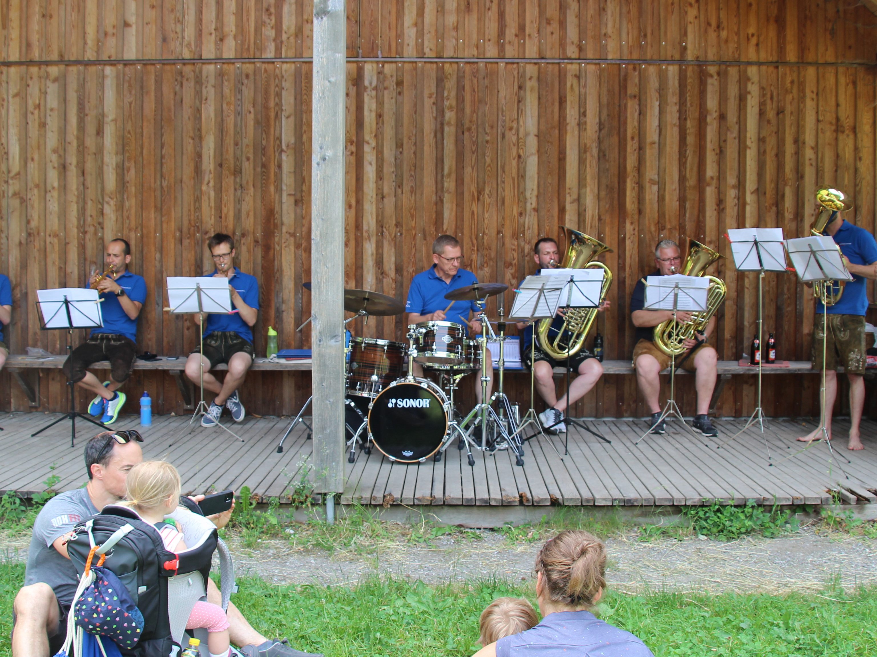 An der Stähle Hütte spielte die Gemeindemusik mit temperamentvollen Märschen auf.