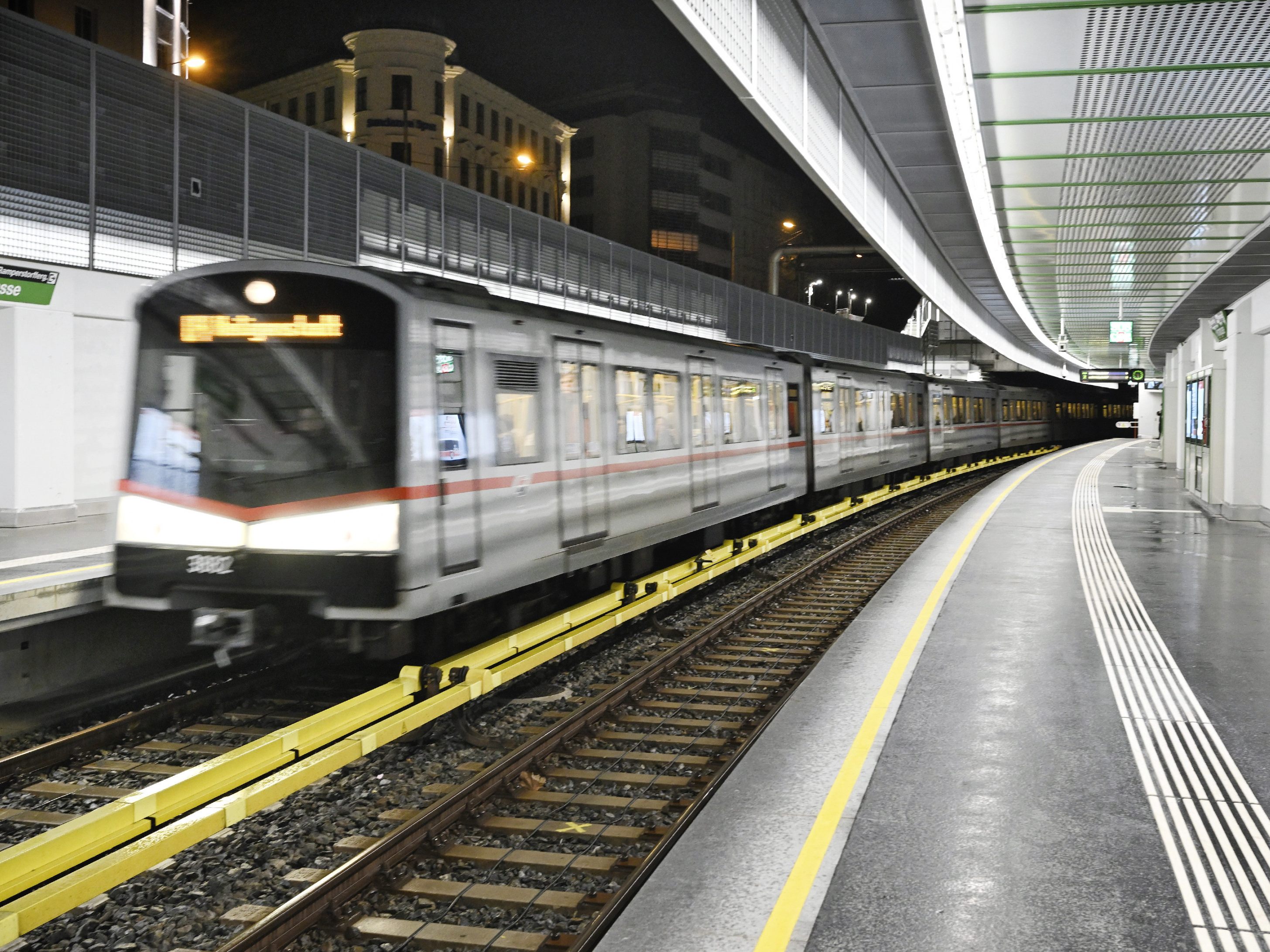 Die Nacht-U-Bahn geht wieder in Betrieb. Die Nacht-U-Bahn geht wieder in Betrieb.