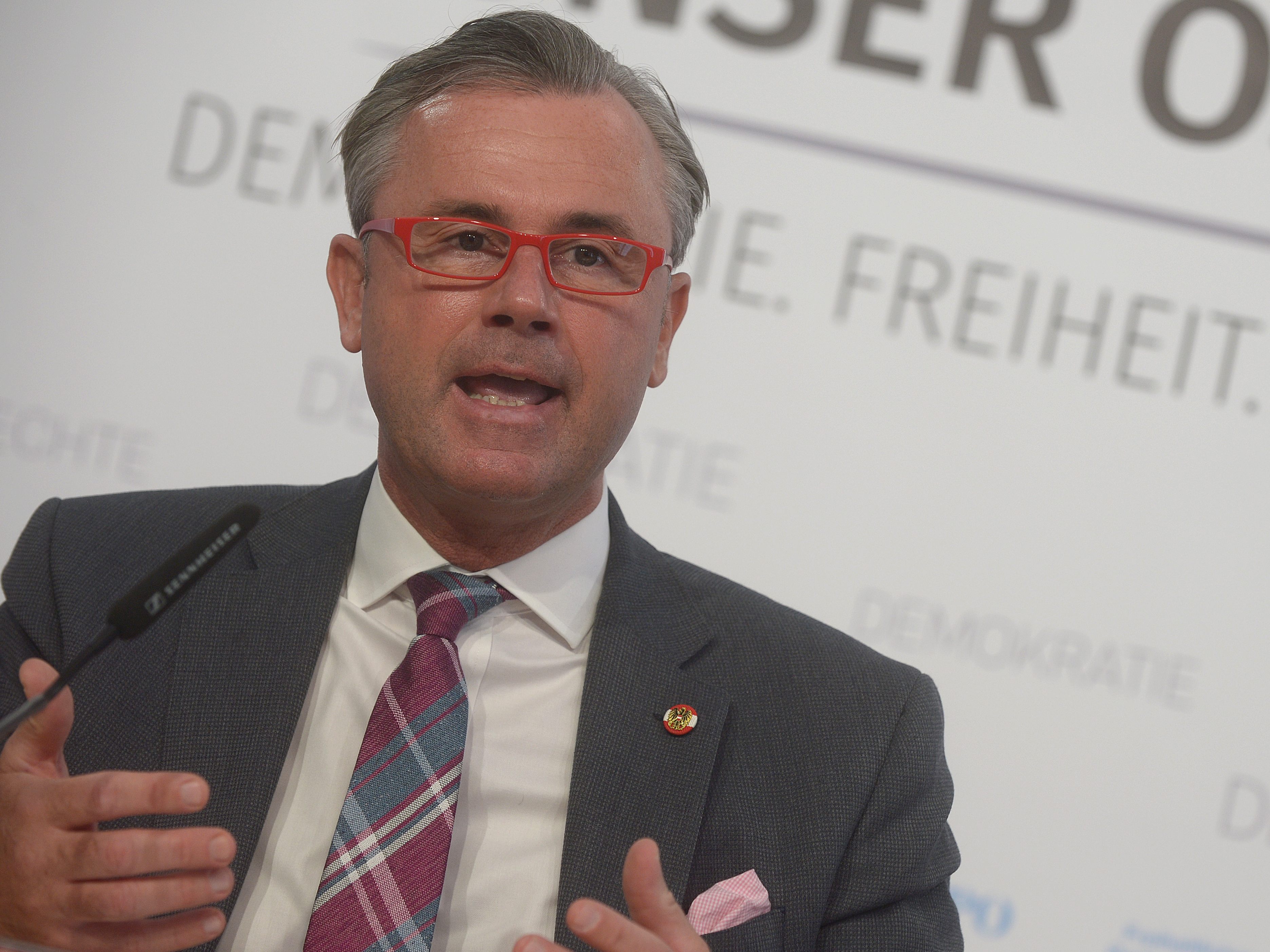 Norbert Hofer tritt als FPÖ-Parteichef zurück. Norbert Hofer tritt als FPÖ-Parteichef zurück.