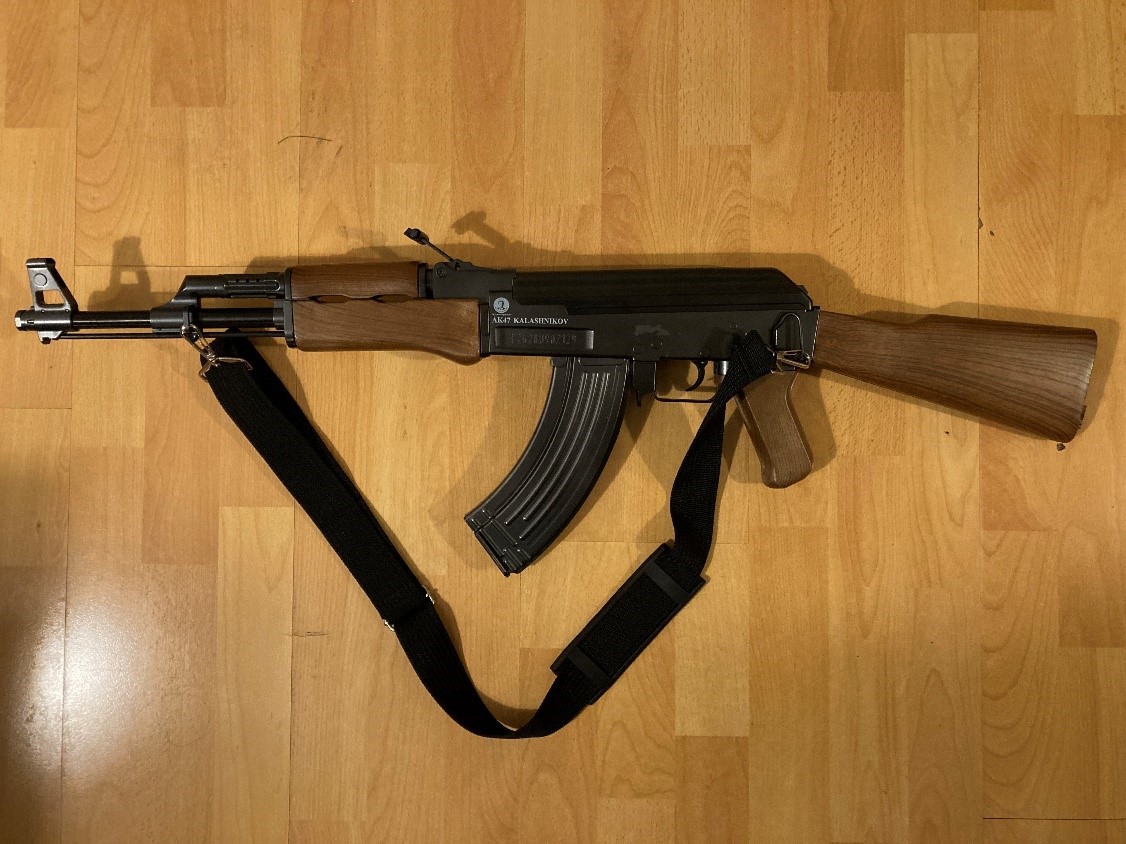 Eine Softair-Waffe, mit der die Kinder aus dem Fenster schossen. Eine Softair-Waffe, mit der die Kinder aus dem Fenster schossen.