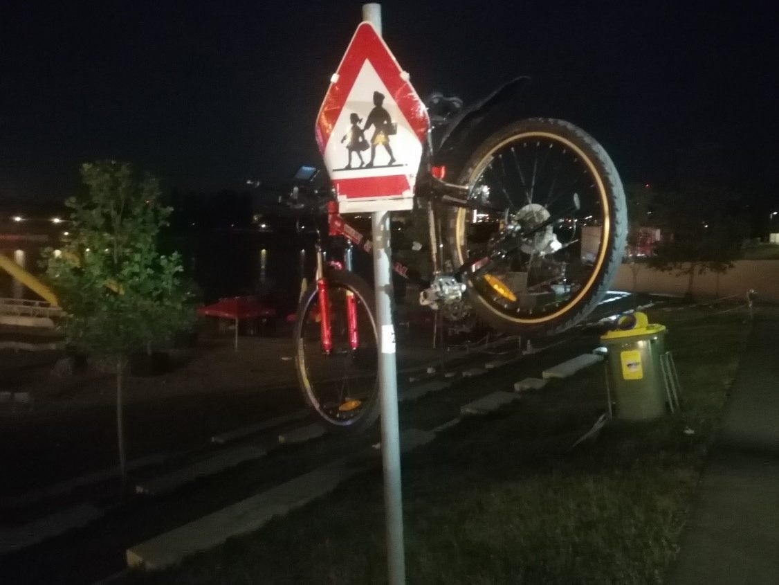 Der 38-Jährige wollte das Fahrrad über den Steher heben.