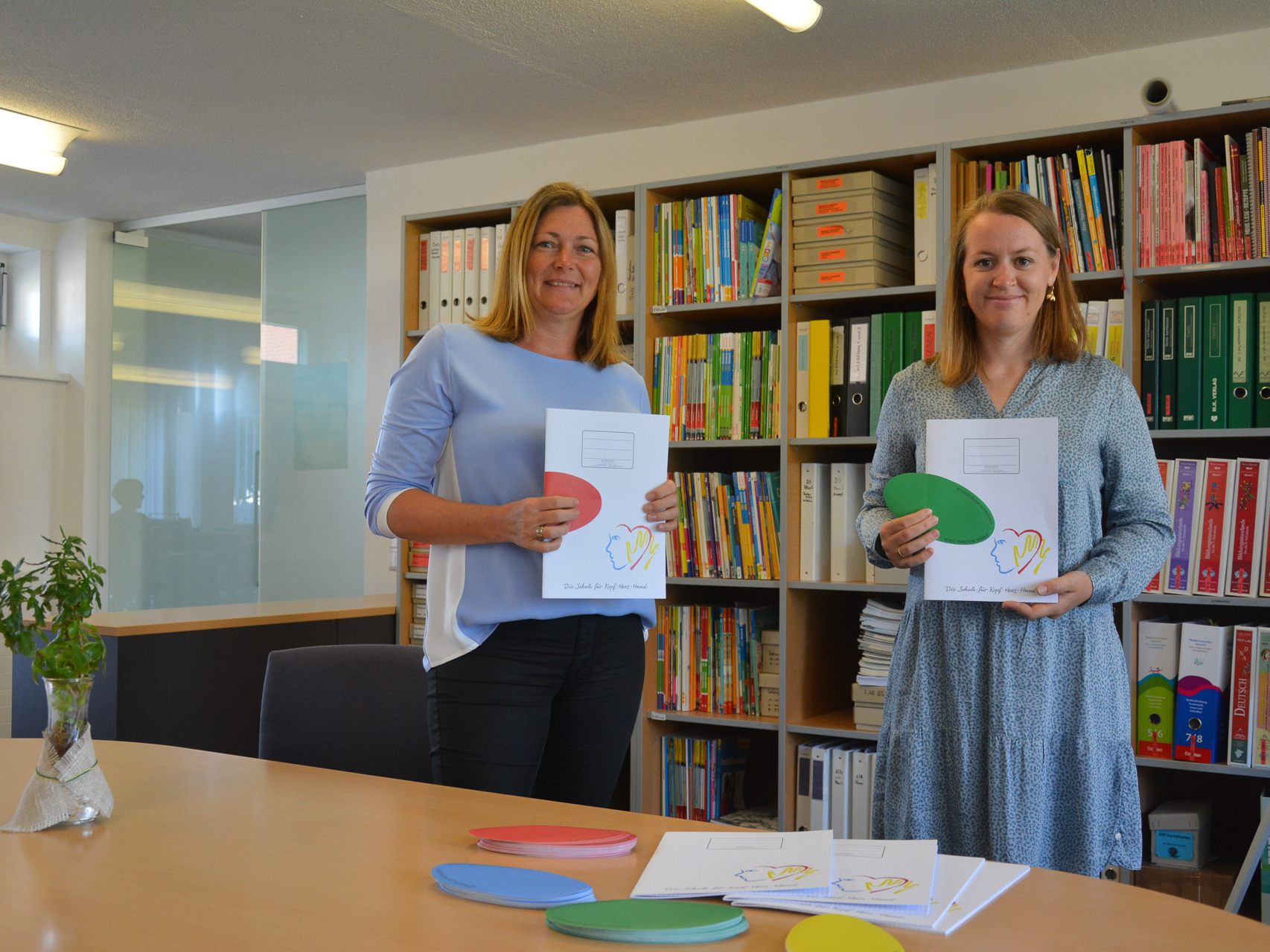 Schulsekretärin Gabriele Kergel (links) und Christine Bösch-Vetter (rechts), Elternvereinsobfrau, haben sich gemeinsam für die Schulhefte ganz ohne Plastikeinbände eingesetzt. Stolz präsentieren sie das Ergebnis. Ab Herbst kommen sie in der Mittelschule zum Einsatz. Schulsekretärin Gabriele Kergel (links) und Christine Bösch-Vetter (rechts), Elternvereinsobfrau, haben sich gemeinsam für die Schulhefte ganz ohne Plastikeinbände eingesetzt. Stolz präsentieren sie das Ergebnis. Ab Herbst kommen sie in der Mittelschule zum Einsatz.