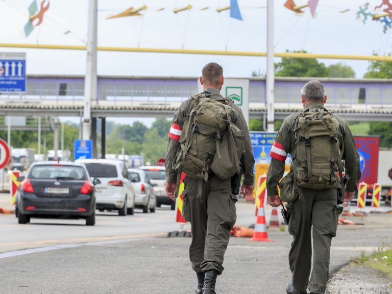 Soldaten sollen an der Grenze Personen gegen Geld nicht kontrolliert haben. Soldaten sollen an der Grenze Personen gegen Geld nicht kontrolliert haben.
