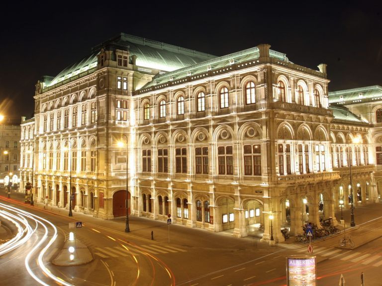 Die Wiener Staatsoper überträgt den Ton zur Premiere von "Macbeth" nach draußen.