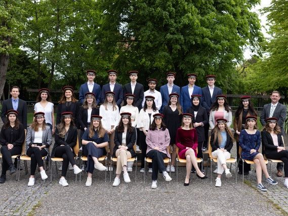 Maturaphoto mit Dir. Klaus König (rechts außen) und Klassenvorstand Prof. Kurt Fischnaller (links außen)