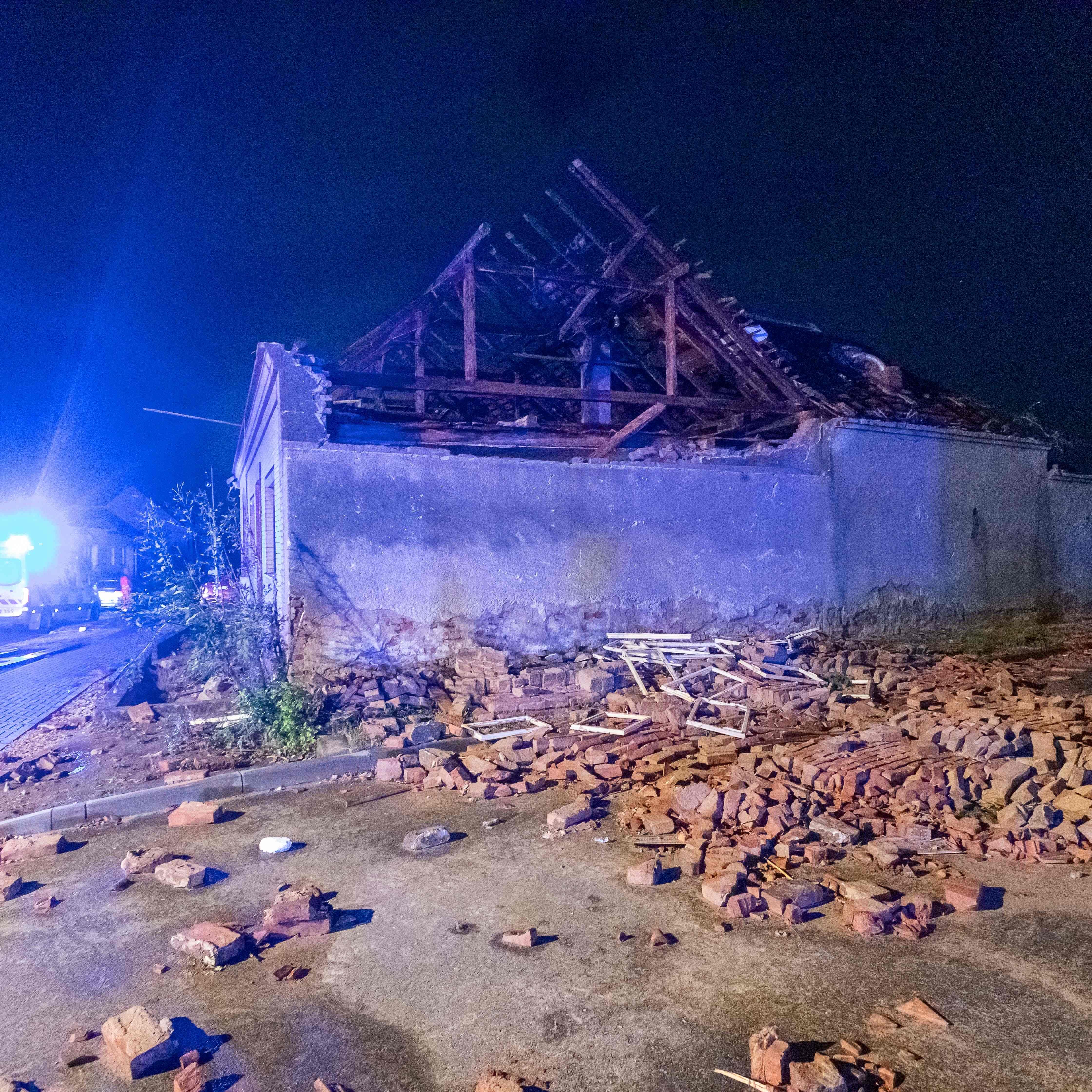 Ein Tornado traf den Südosten Tschechiens. Ein Tornado traf den Südosten Tschechiens.