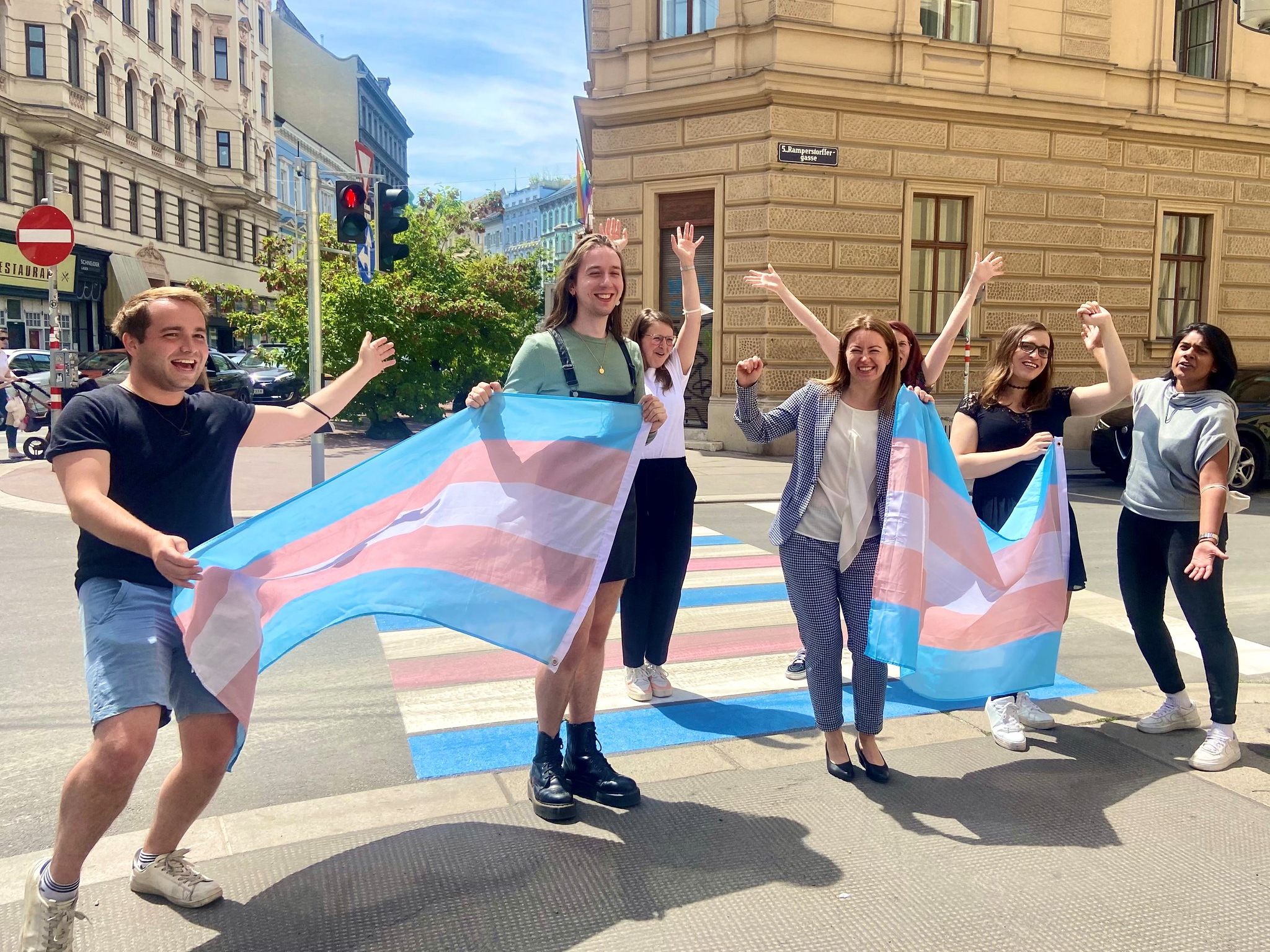Der Zebrastreifen wurde in den Farben blau, rosa und weiß gestrichen. Der Zebrastreifen wurde in den Farben blau, rosa und weiß gestrichen.