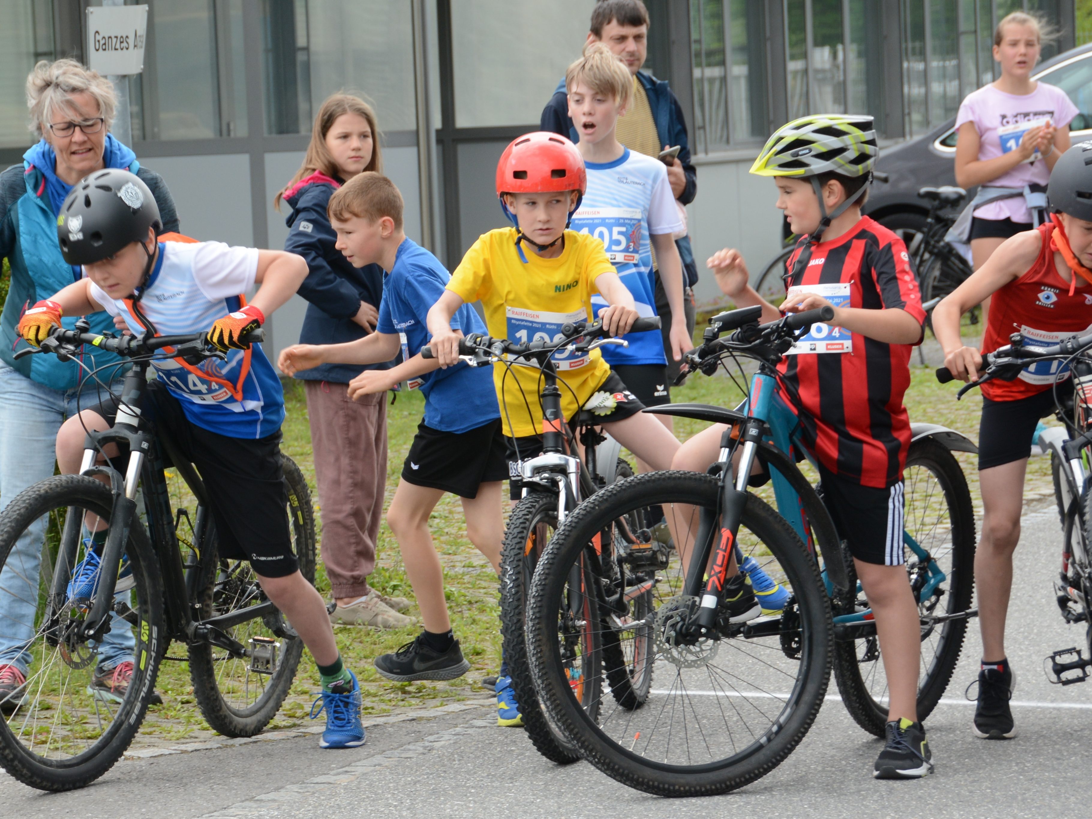 Übergabe Kanalläufer Jan Niklas Erhart an Radfahrer Philipp Sobotta Übergabe Kanalläufer Jan Niklas Erhart an Radfahrer Philipp Sobotta