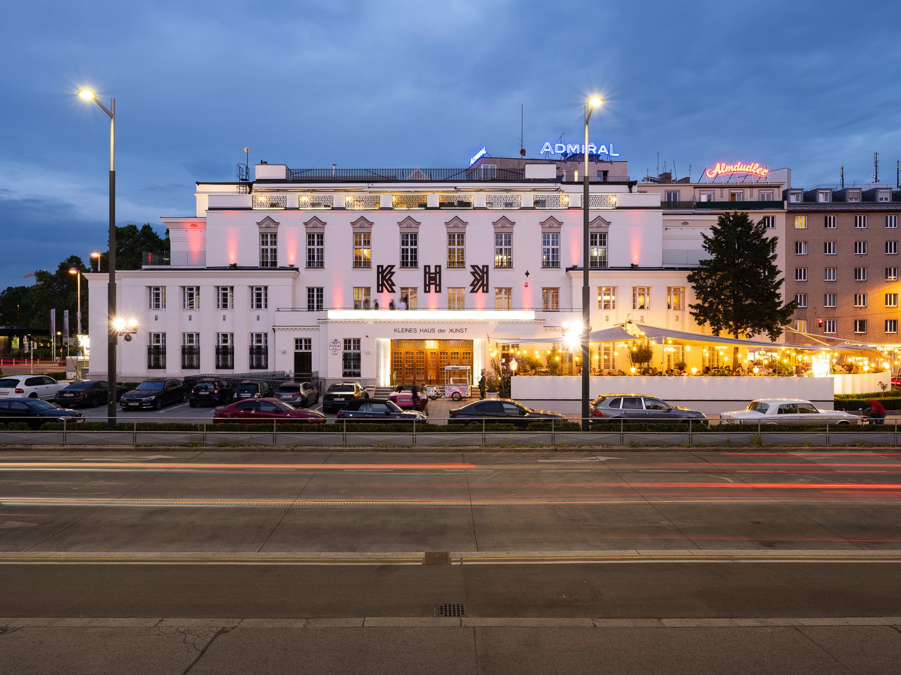Zusammenarbeit zwischen Berliner König Galerie und Dots Group im ehemaligen Novomatic-Forum. Zusammenarbeit zwischen Berliner König Galerie und Dots Group im ehemaligen Novomatic-Forum.