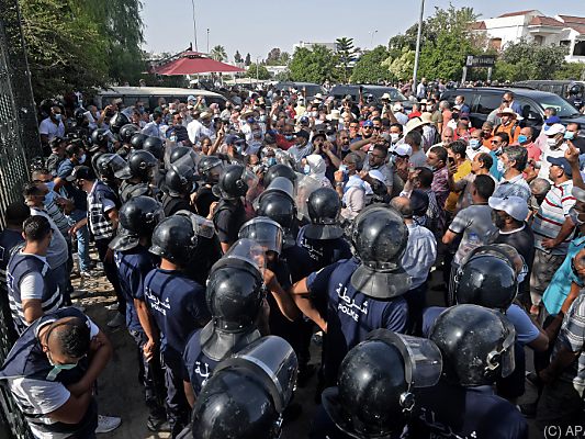 Aufgebrachte Demonstranten vor dem Parlament Aufgebrachte Demonstranten vor dem Parlament