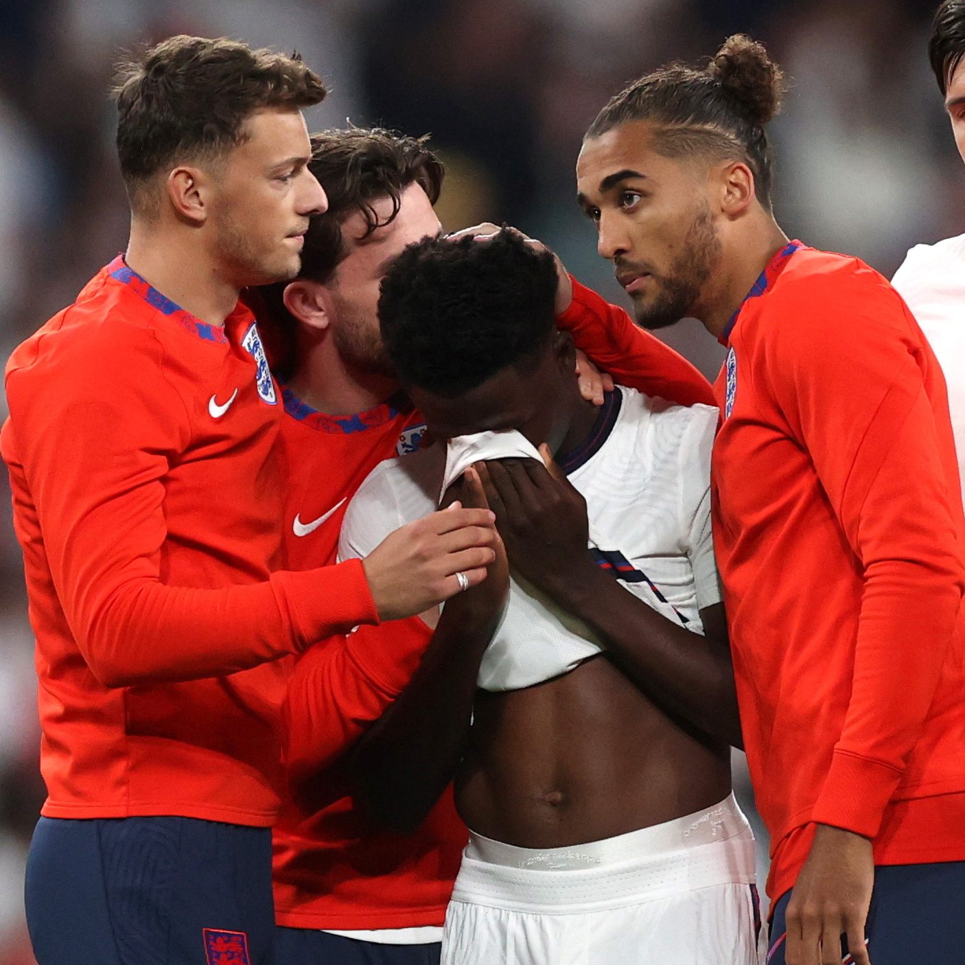 Der 19 Jahre alte Saka vom FC Arsenal hatte im verlorenen Finale gegen Italien den letzten Elfmeter vergeben.