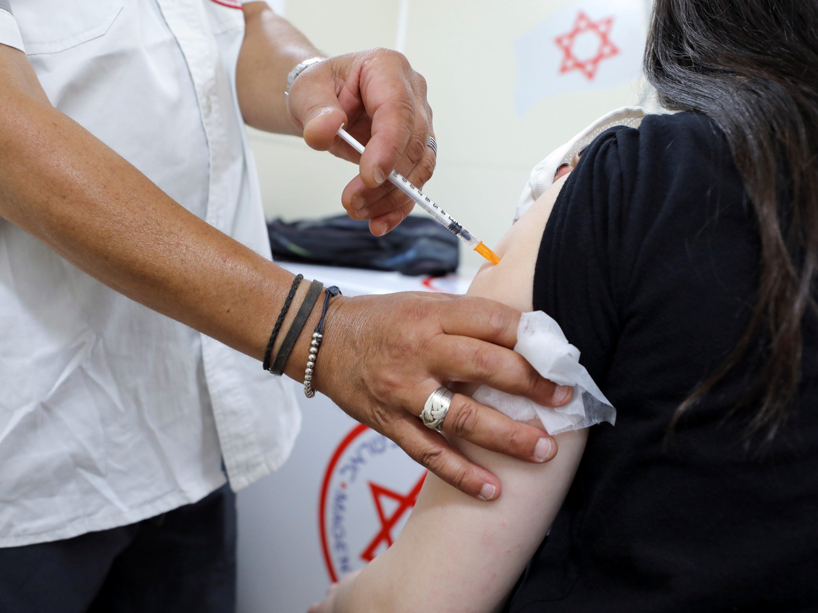 Millionen Menschen haben in Israel bereits eine vollständige Corona-Impfung bekommen. Millionen Menschen haben in Israel bereits eine vollständige Corona-Impfung bekommen.