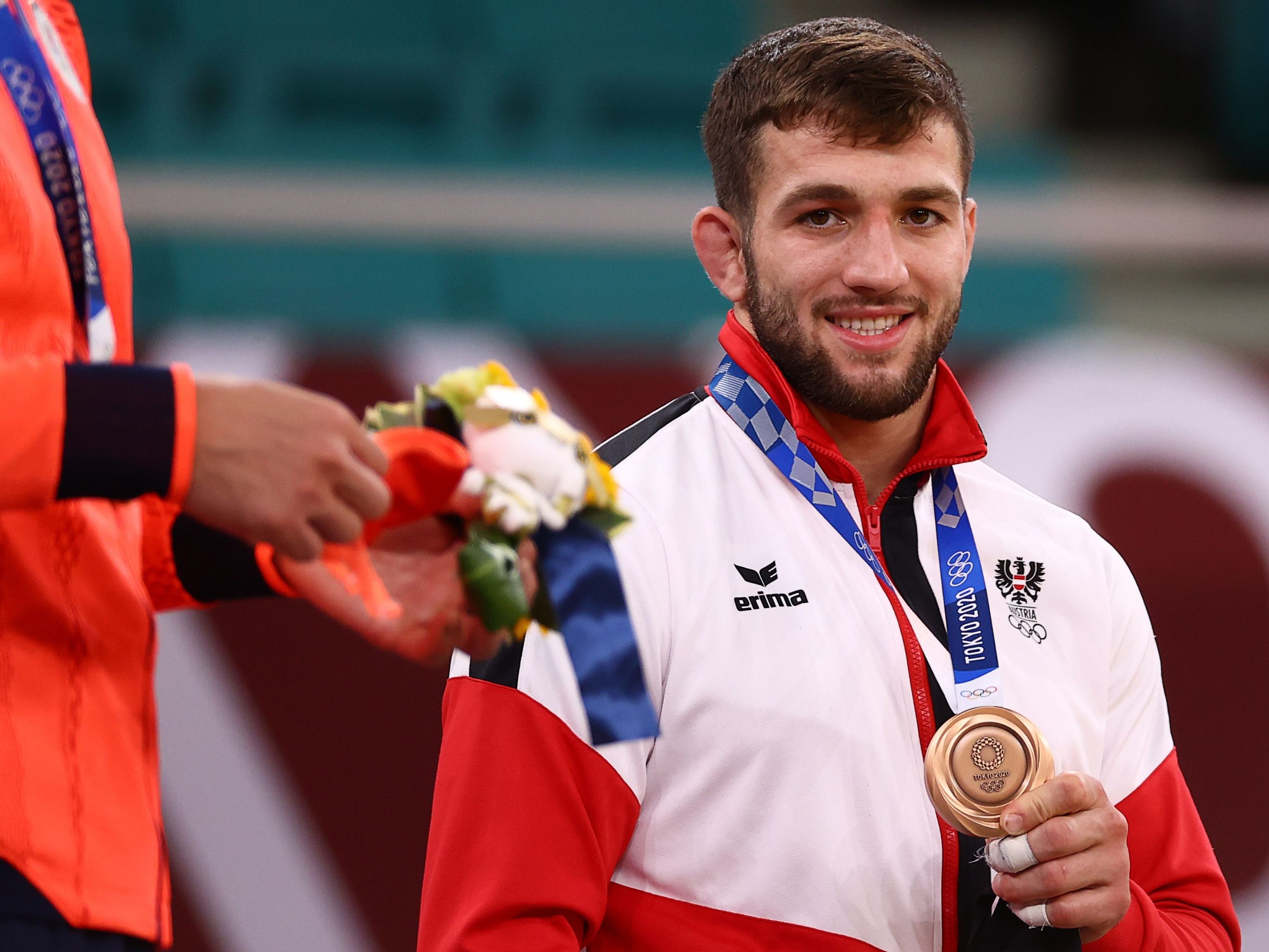 Shamil Borchashvili darf sich über eine Olympia-Medaille freuen. Shamil Borchashvili darf sich über eine Olympia-Medaille freuen.