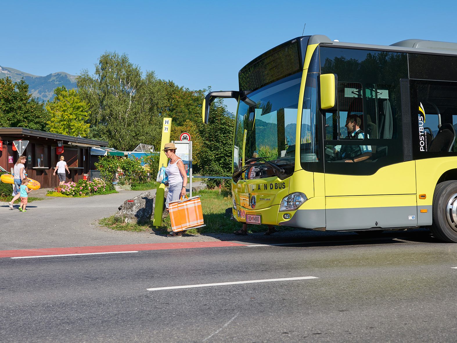 Der Badebus bringt Gäste direkt zu den Paspels-Seen. Tickets gibt es beim Busfahrer.