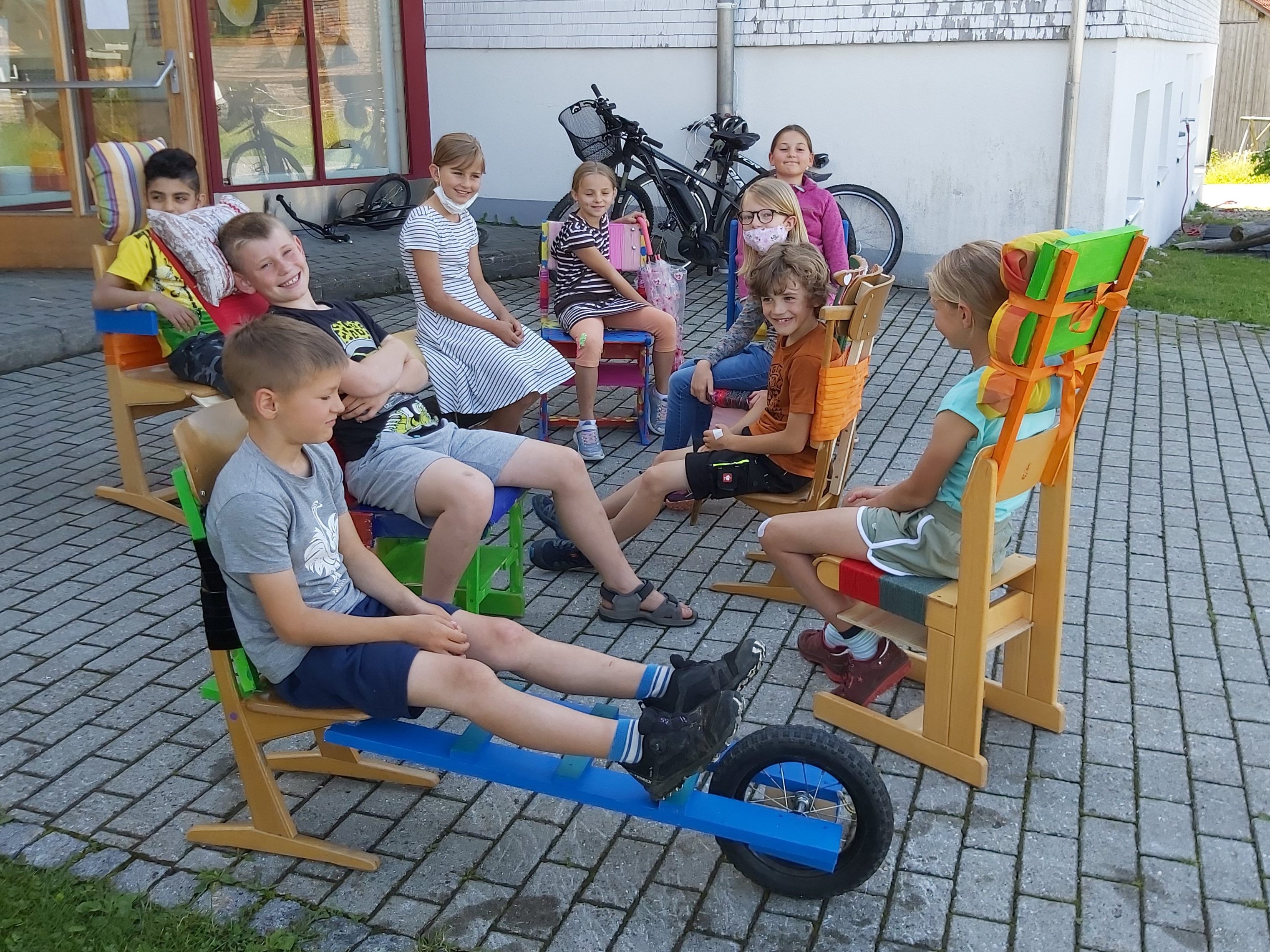 Beim Probesitzen zeigten sich die Sibratsgfäller Kinder von ihren Kreationen begeistert.