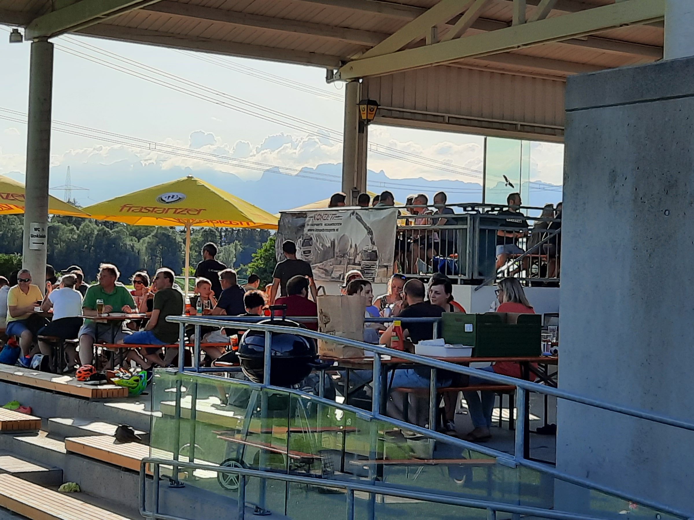Zahlreiche Nachwuchs Spielerinnen und Spieler des SV Satteins und ihre Familien haben die Saison bei einem gemütlichen Beisammensein ausklingen lassen. Zahlreiche Nachwuchs Spielerinnen und Spieler des SV Satteins und ihre Familien haben die Saison bei einem gemütlichen Beisammensein ausklingen lassen.