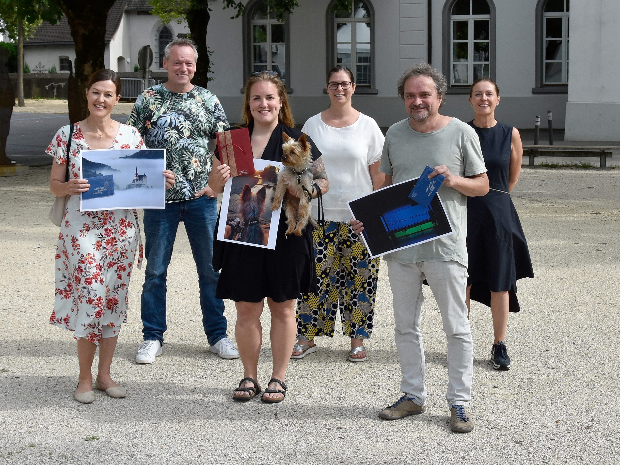 Die Gewinner*innen Barbara Beiser, Janine Baldauf und Josef Blocher mit Bernd Oswald (Organisator und Juror), Bürgermeisterin Katharina Wöß-Krall und Carolin Frei, Leiterin der Gruppe Marketing und Kommunikation in der Marktgemeinde Rankweil.