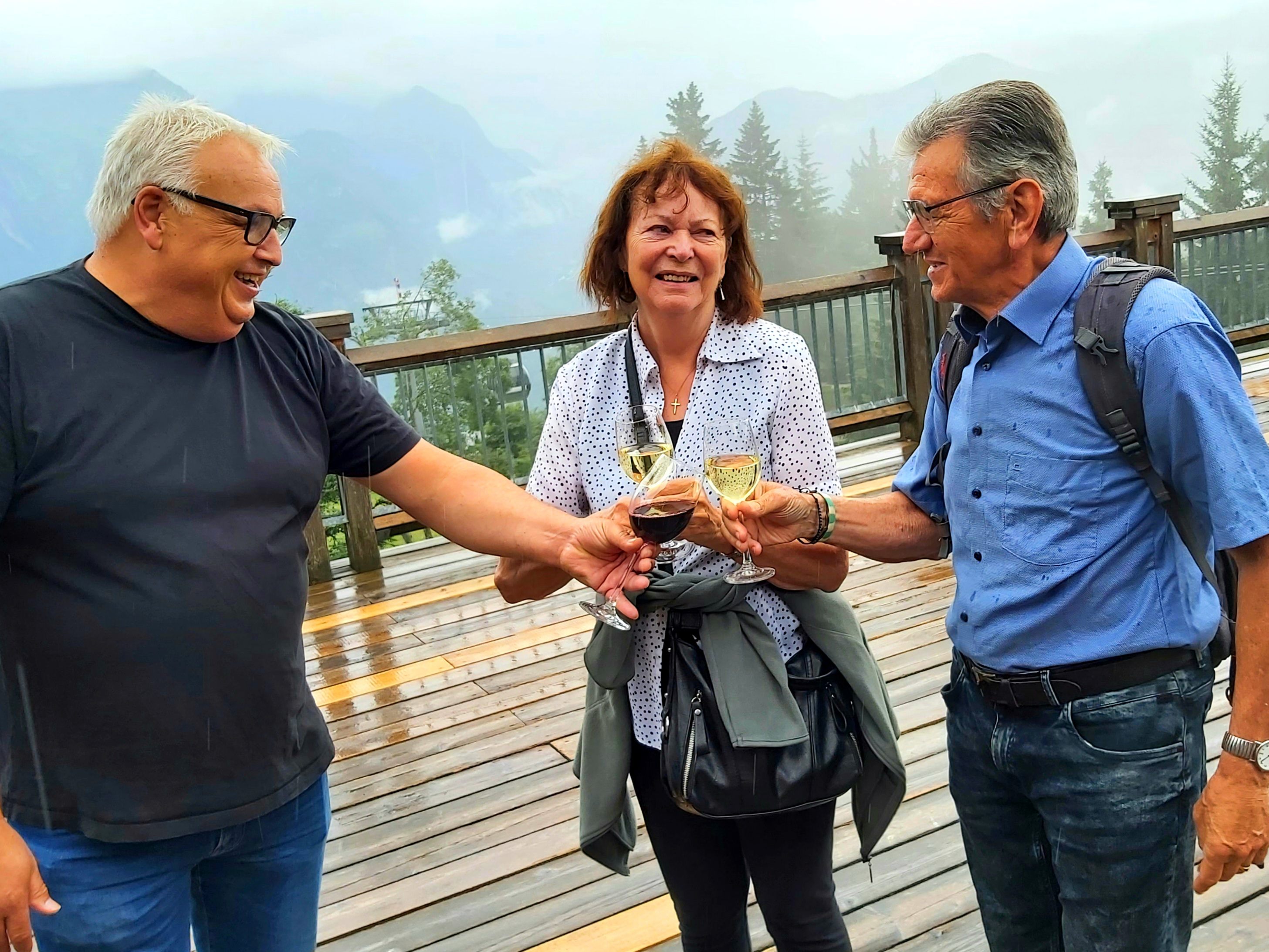 Jasmin Zudrell (mi) begrüsste die Kuscheltagegewinner Carmen und Johann Schneeberger aus Tirol am Kristberg im Silbertal.