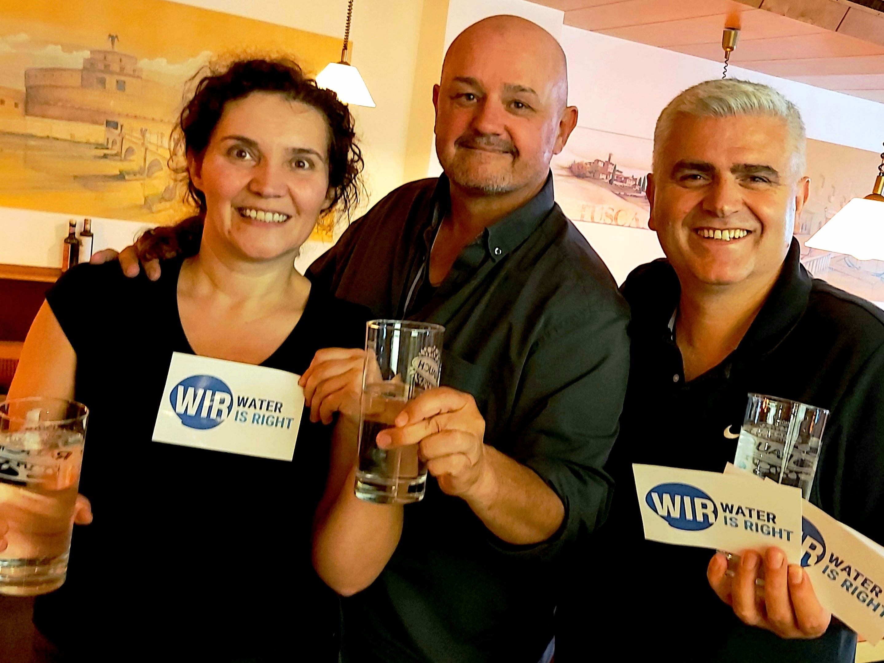 Rolf Stahlhofen (mi) freute sich über das Wiedersehen mit Carola Pllana (li) und Pizzeriachef Avni Pllana (re)