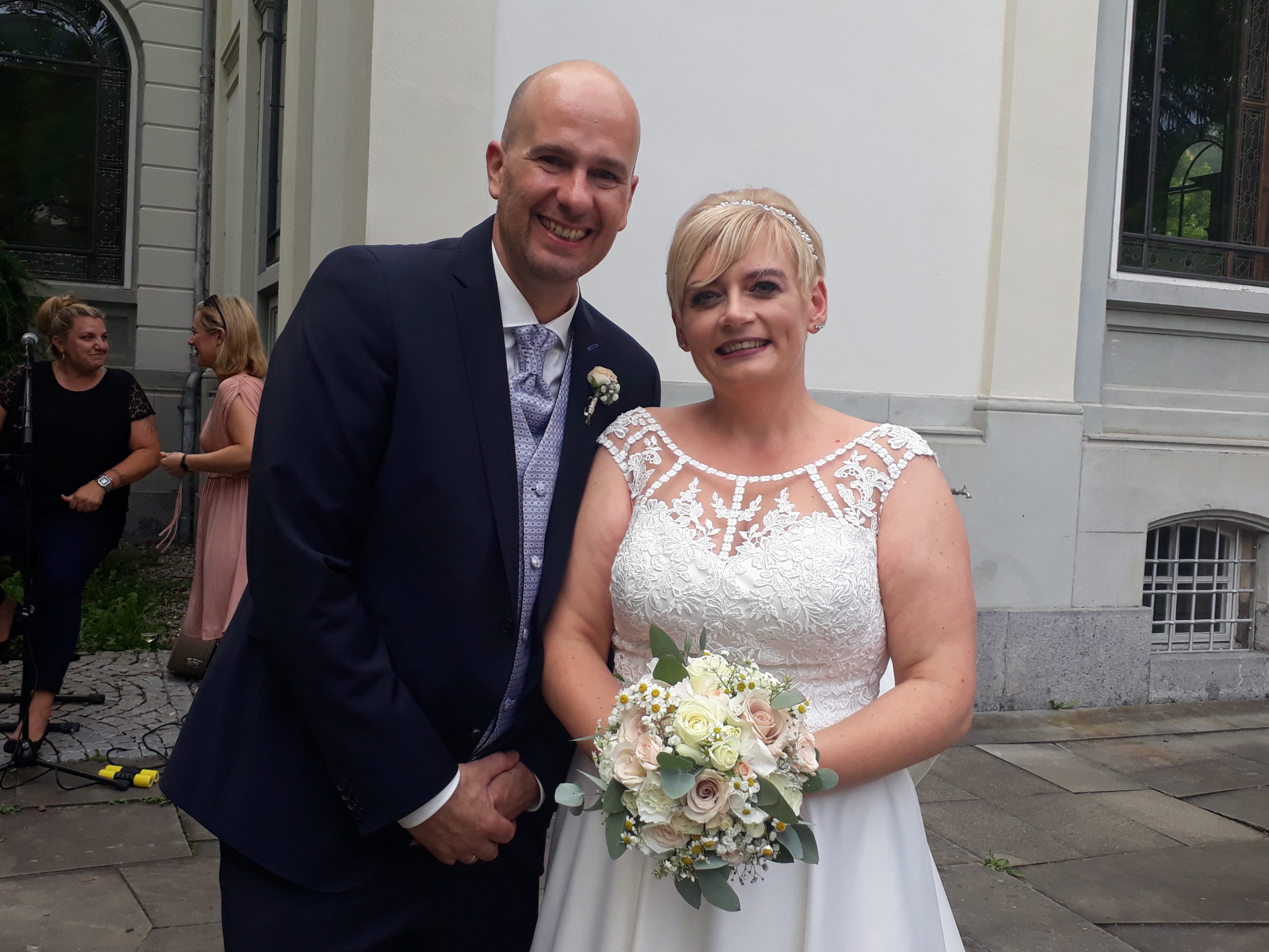 Cindy und Dietmar Sieber strahlen vor Glück auf der Terrasse der Villa Grünau