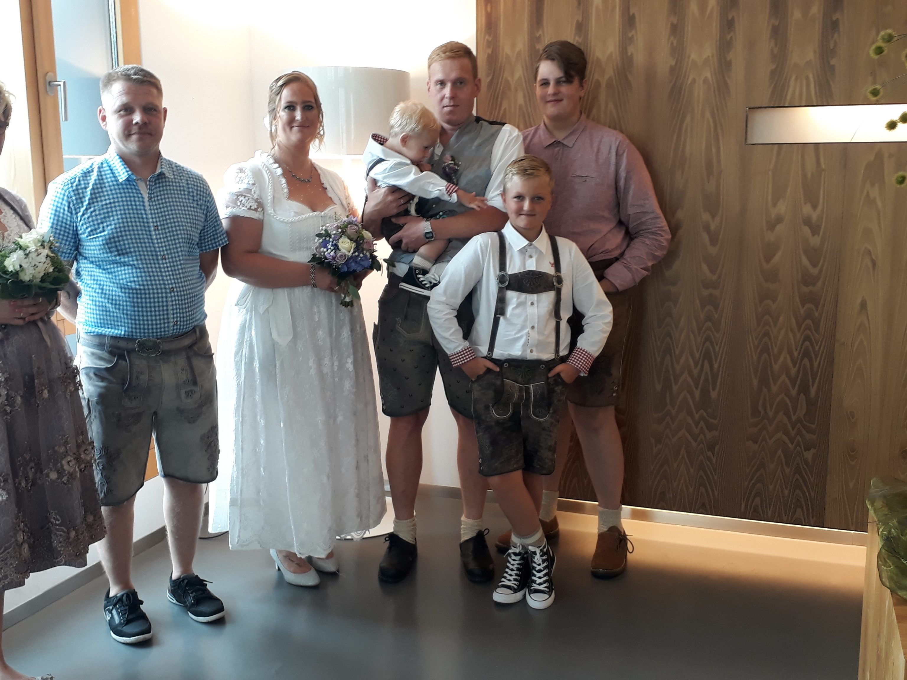 Das Brautpaar im Trausaal mit den Trauzeugen, dem gemeinsamen Sohn Finn und den Söhnen der Braut Noah und Luka Das Brautpaar im Trausaal mit den Trauzeugen, dem gemeinsamen Sohn Finn und den Söhnen der Braut Noah und Luka