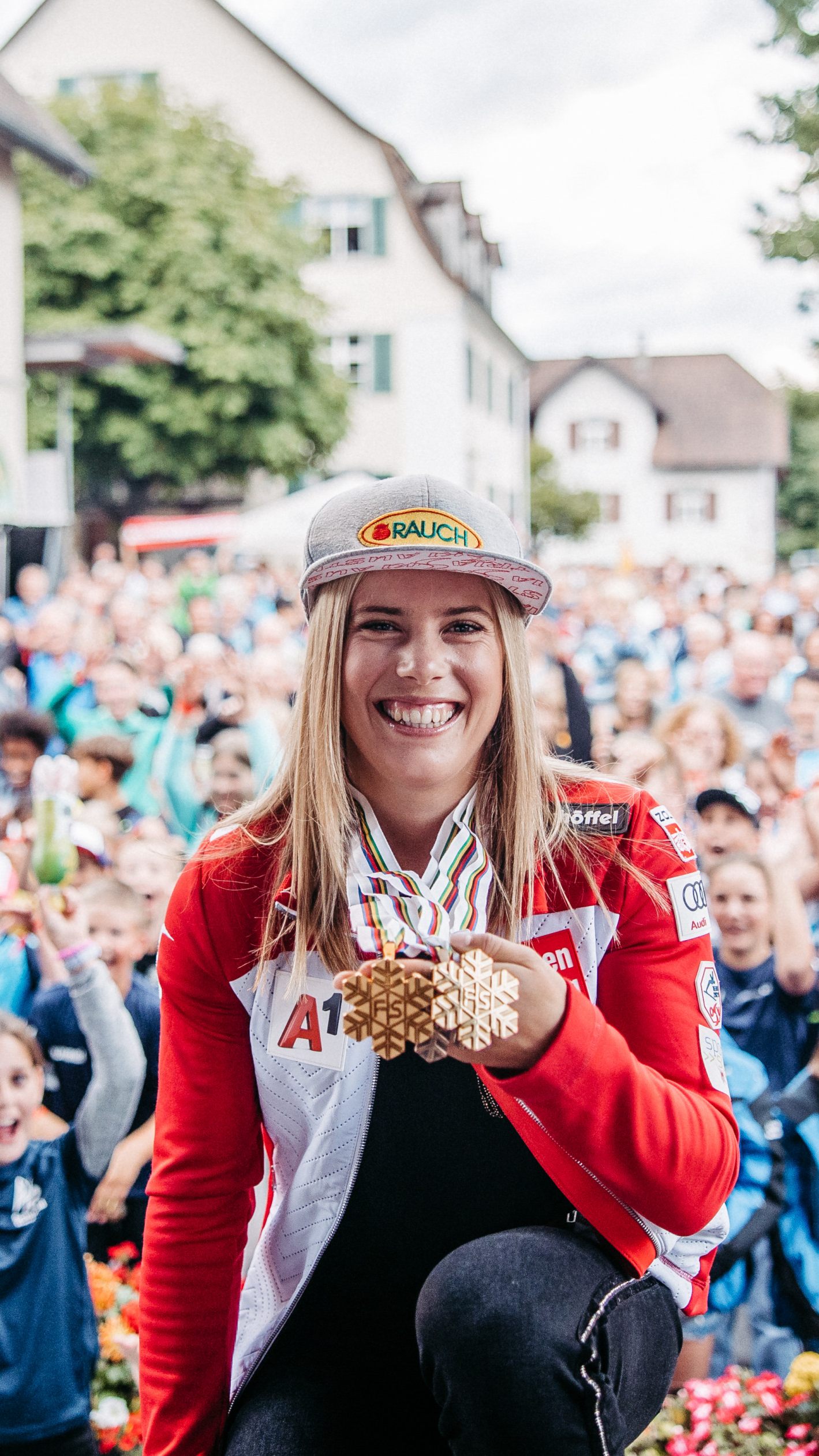 Medaillenfeier am Göfner Dorfplatz für heimisches Ski-Ass.