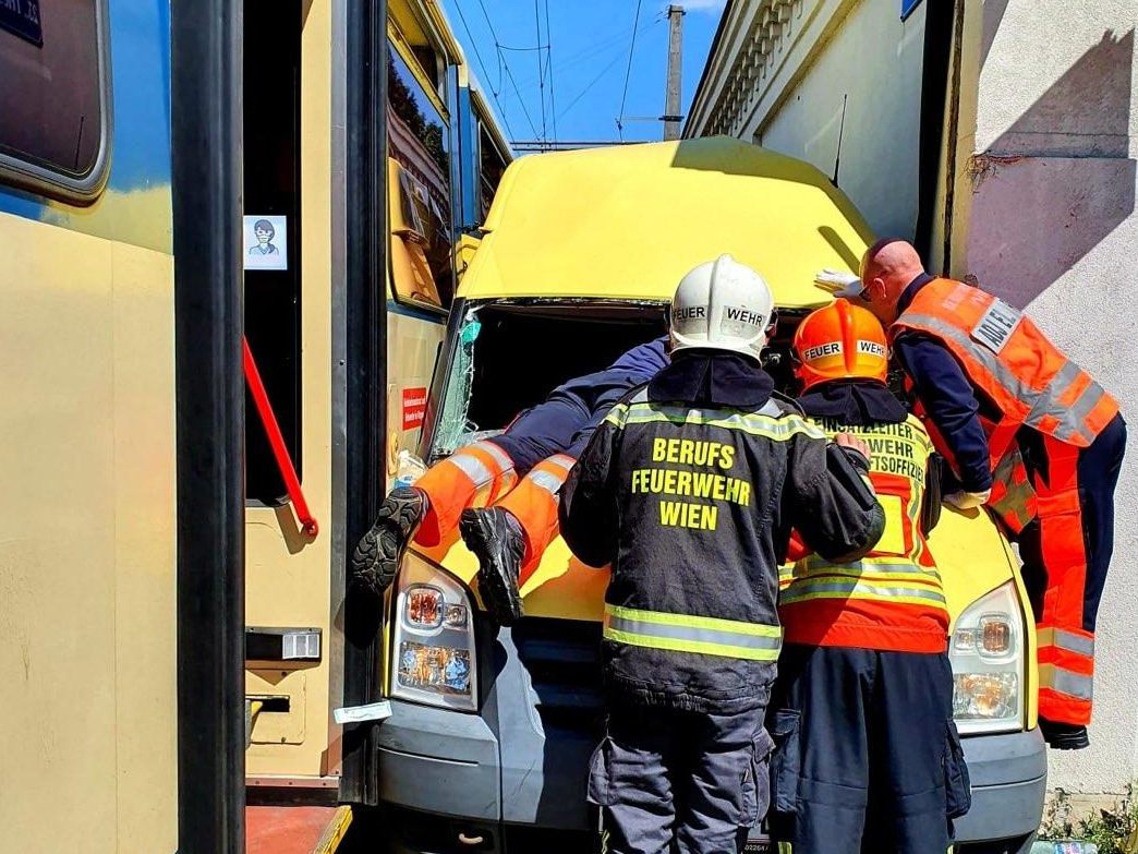 Der Lenker wurde bei dem Unfall in Wien-Liesing eingeklemmt. Der Lenker wurde bei dem Unfall in Wien-Liesing eingeklemmt.