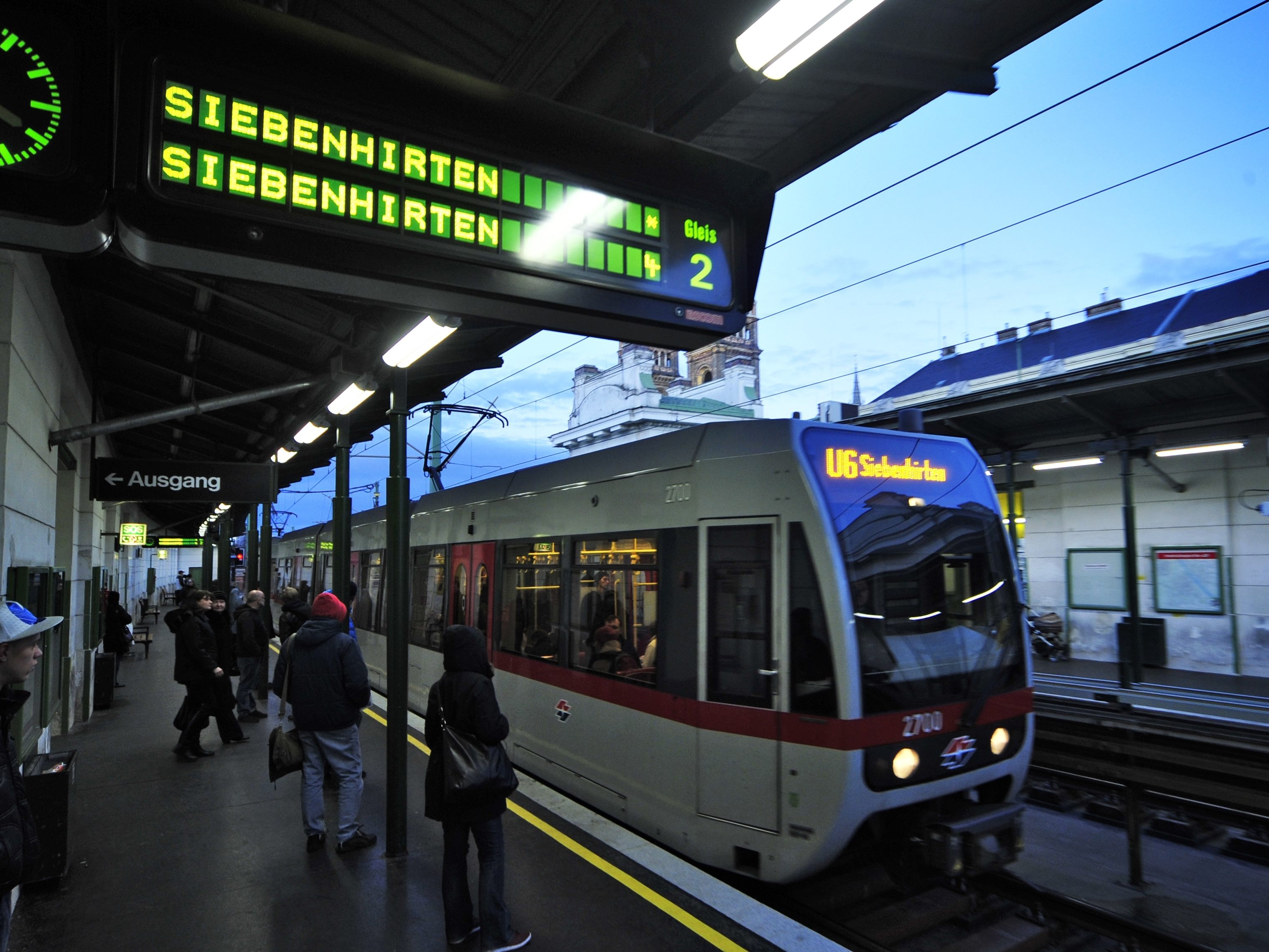 Nicht alle Züge der Linie U6 können bis Siebenhirten durchfahren - Grund dafür sind Bauarbeiten