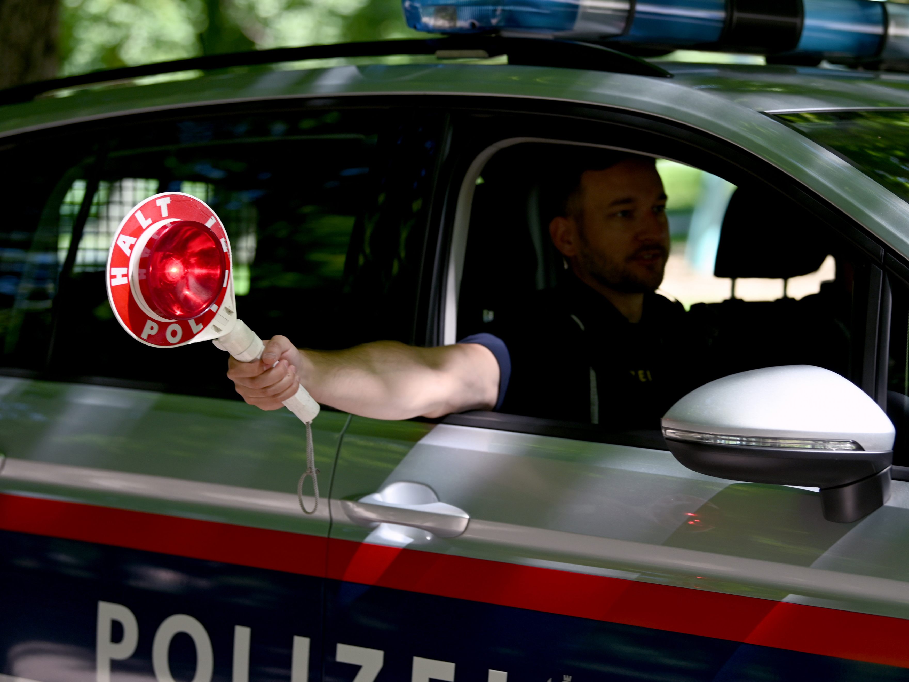 Die Burschen versuchten noch wegzulaufen, wurden aber von Passanten aufgehalten. Die Burschen versuchten noch wegzulaufen, wurden aber von Passanten aufgehalten.