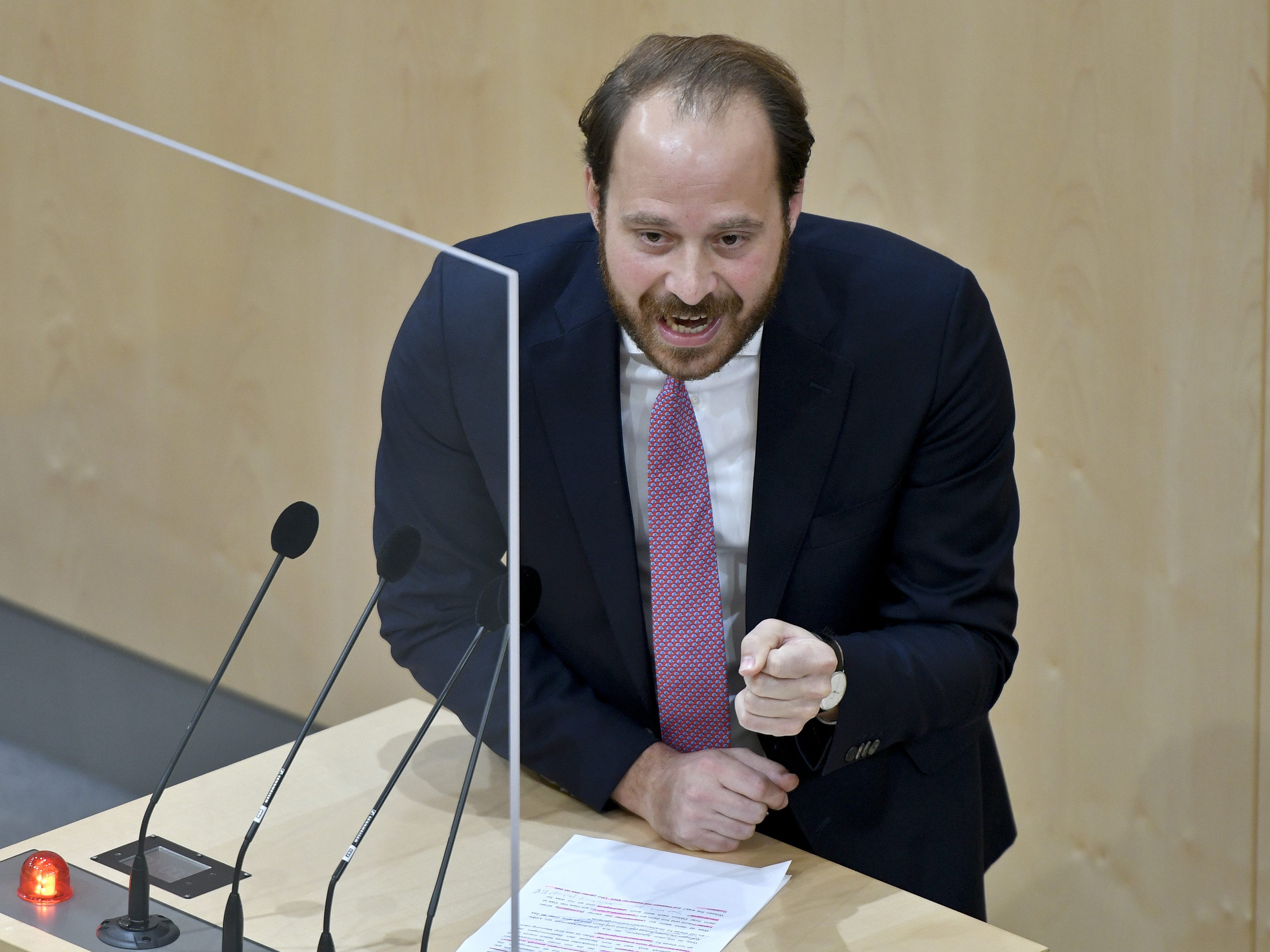 NEOS-Vizeklubchef Nikolaus Scherak und seine Partei kritisierten die Arbeit der Regierung