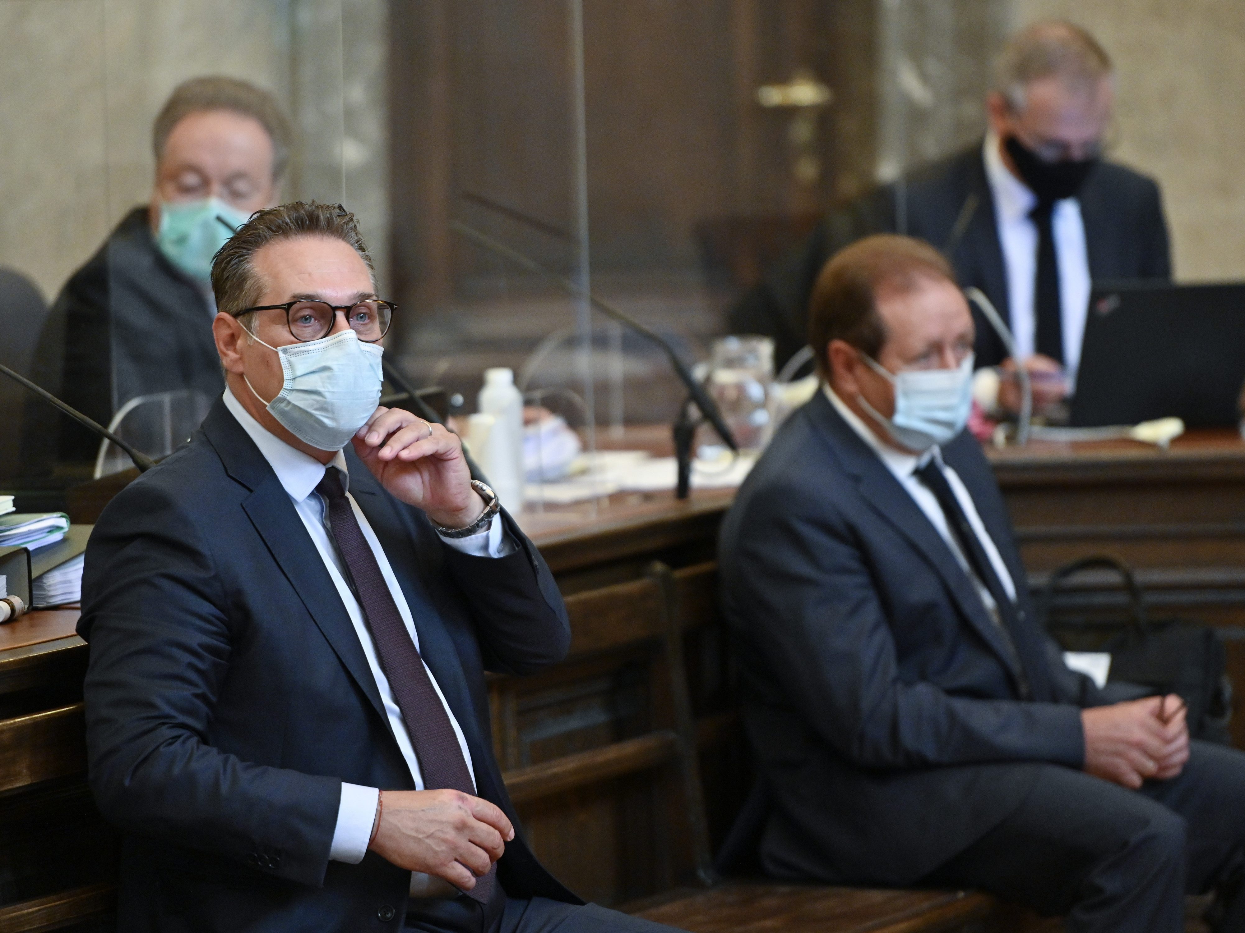 Die Angeklagten Ex-FPÖ-Obmann Heinz-Christian Strache (L) und Klinik-Betreiber Walter Grubmüller am Donnerstag im Landesgericht Wien