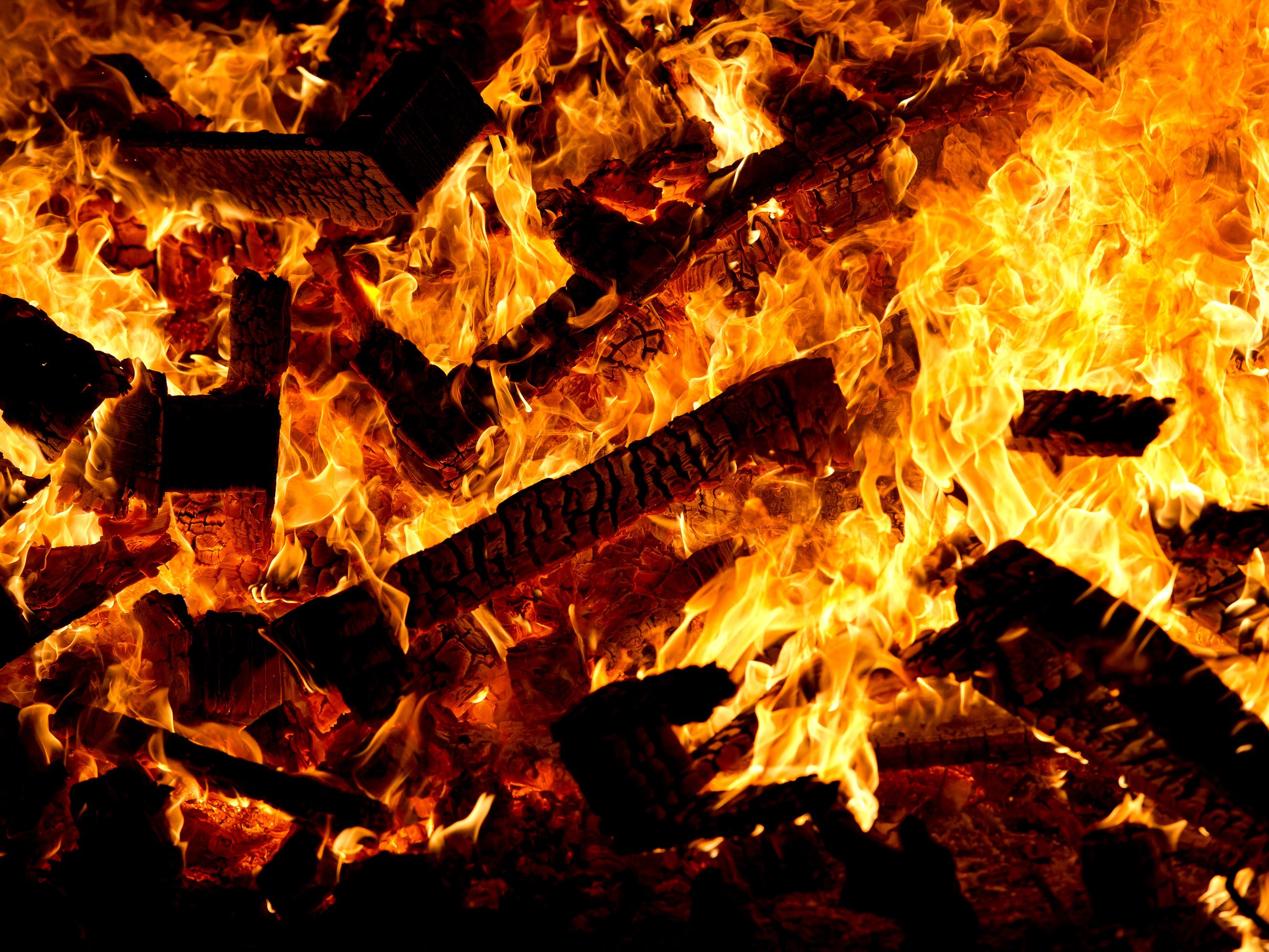 Der Mann stürzte ins Feuer und wurde verletzt ins Krankenhaus gebracht.