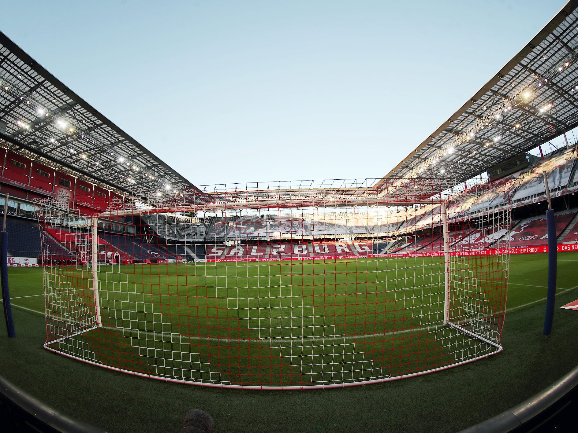 Testspiel-Kracher: RB Salzburg empfängt FC Barcelona in Salzburg. Testspiel-Kracher: RB Salzburg empfängt FC Barcelona in Salzburg.