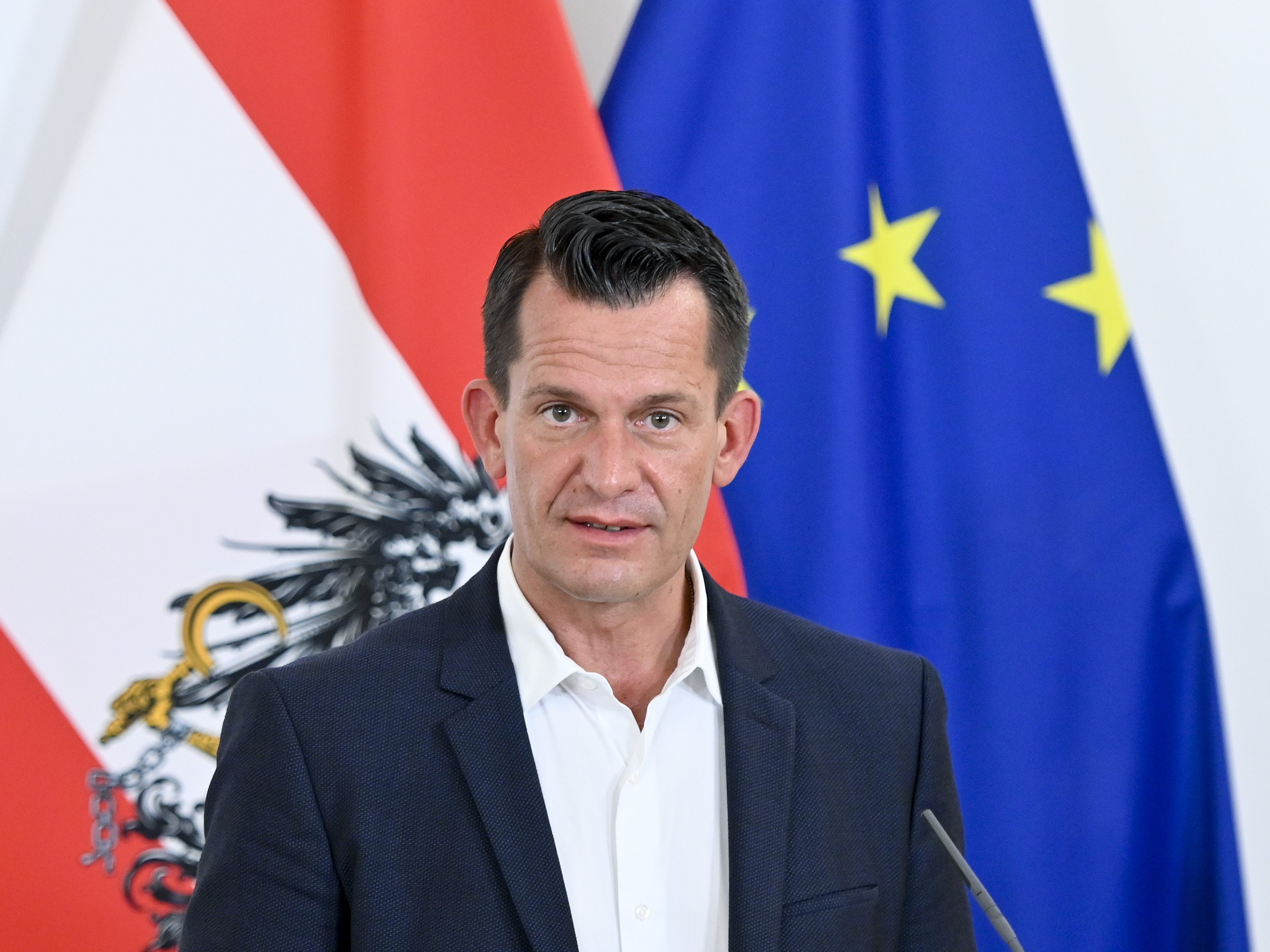 Wolfgang Mückstein informierte mit Elisabeth Köstinger über Corona-Kontrollen. Wolfgang Mückstein informierte mit Elisabeth Köstinger über Corona-Kontrollen.