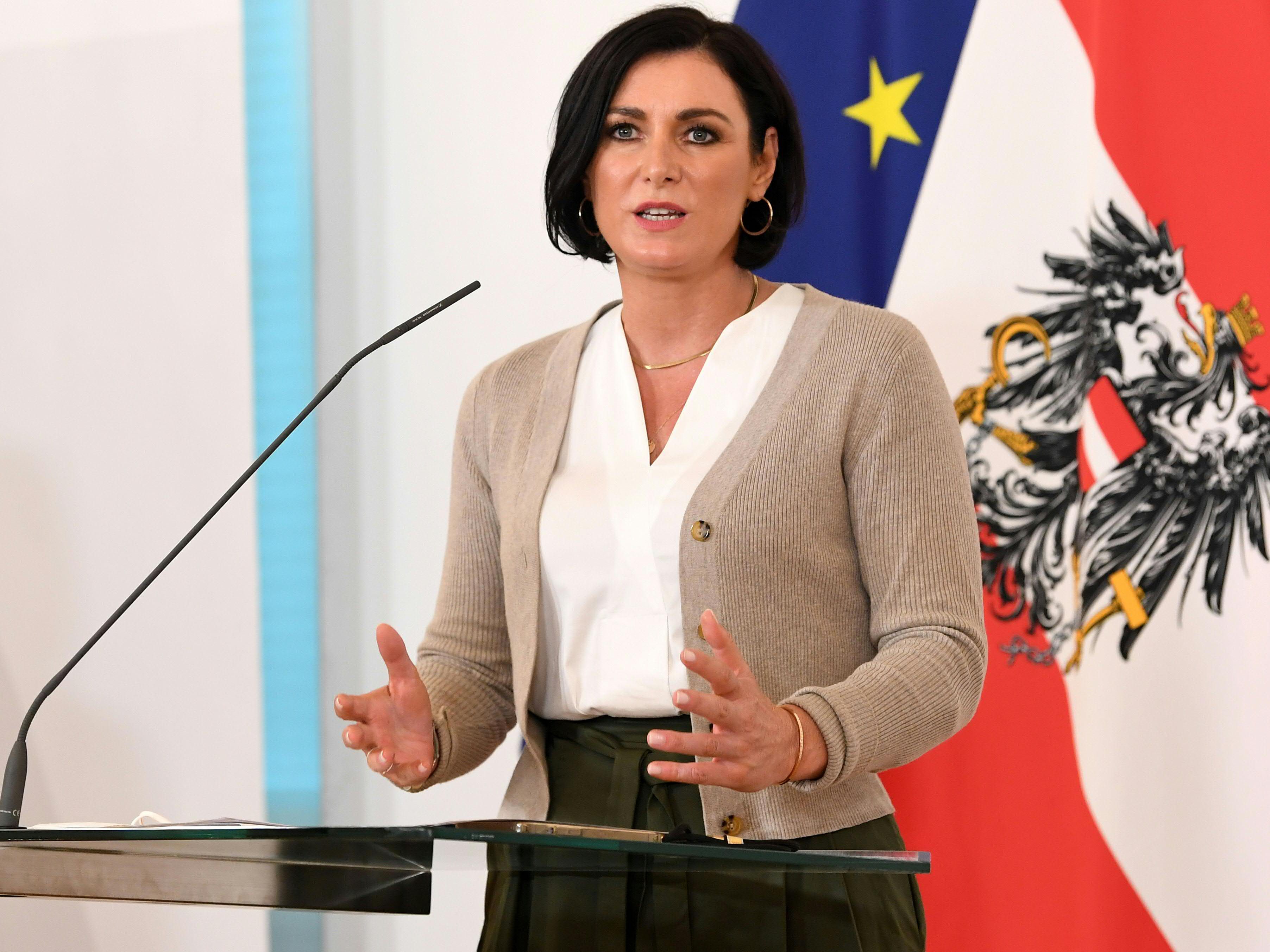 Tourismusministerin kritisiert Wien für Verschärfung der Corona-Regeln. Tourismusministerin kritisiert Wien für Verschärfung der Corona-Regeln.