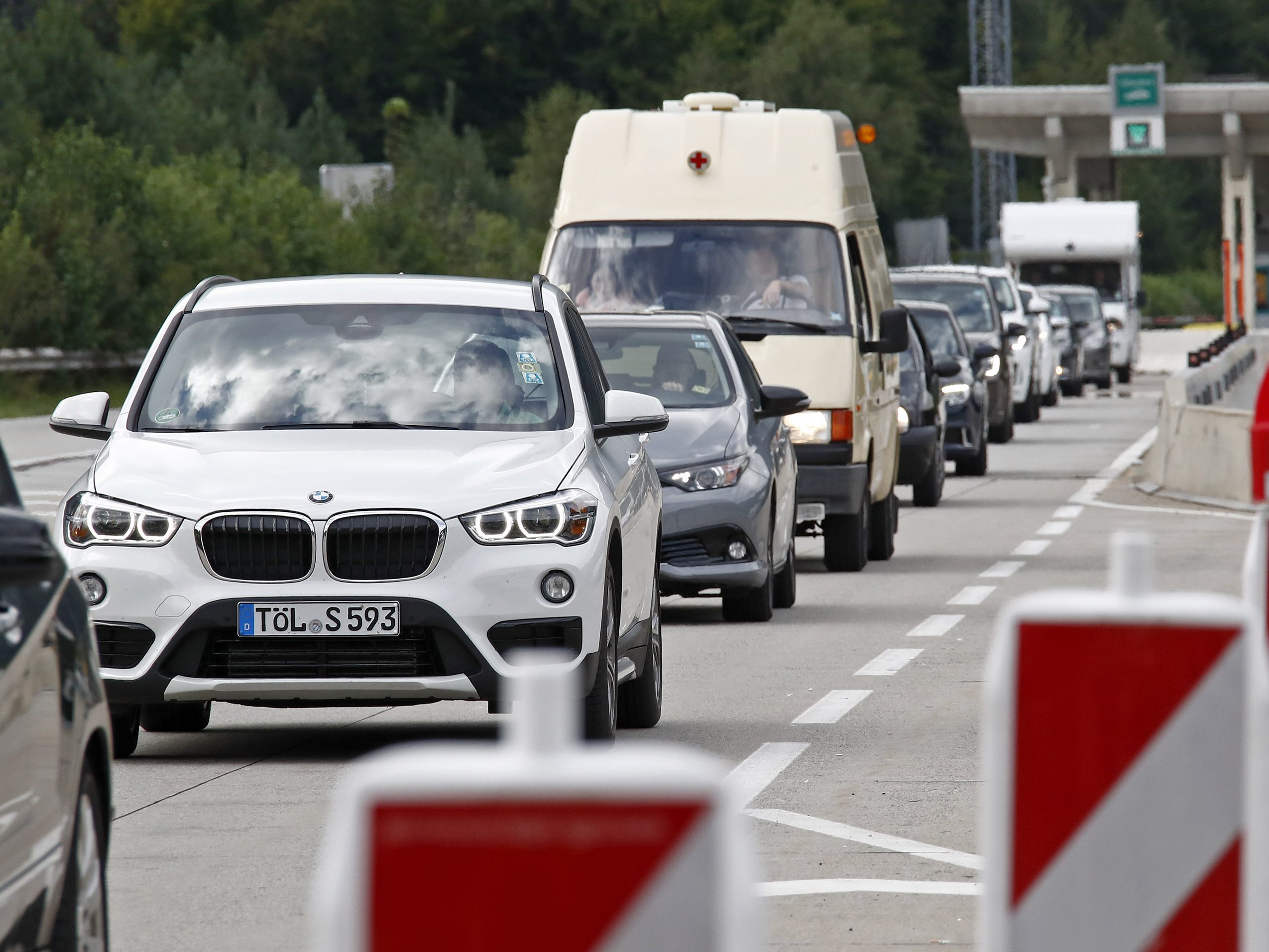 An der Grenze zwischen Slowenien und Österreich beim Karawankentunnel droht Stau