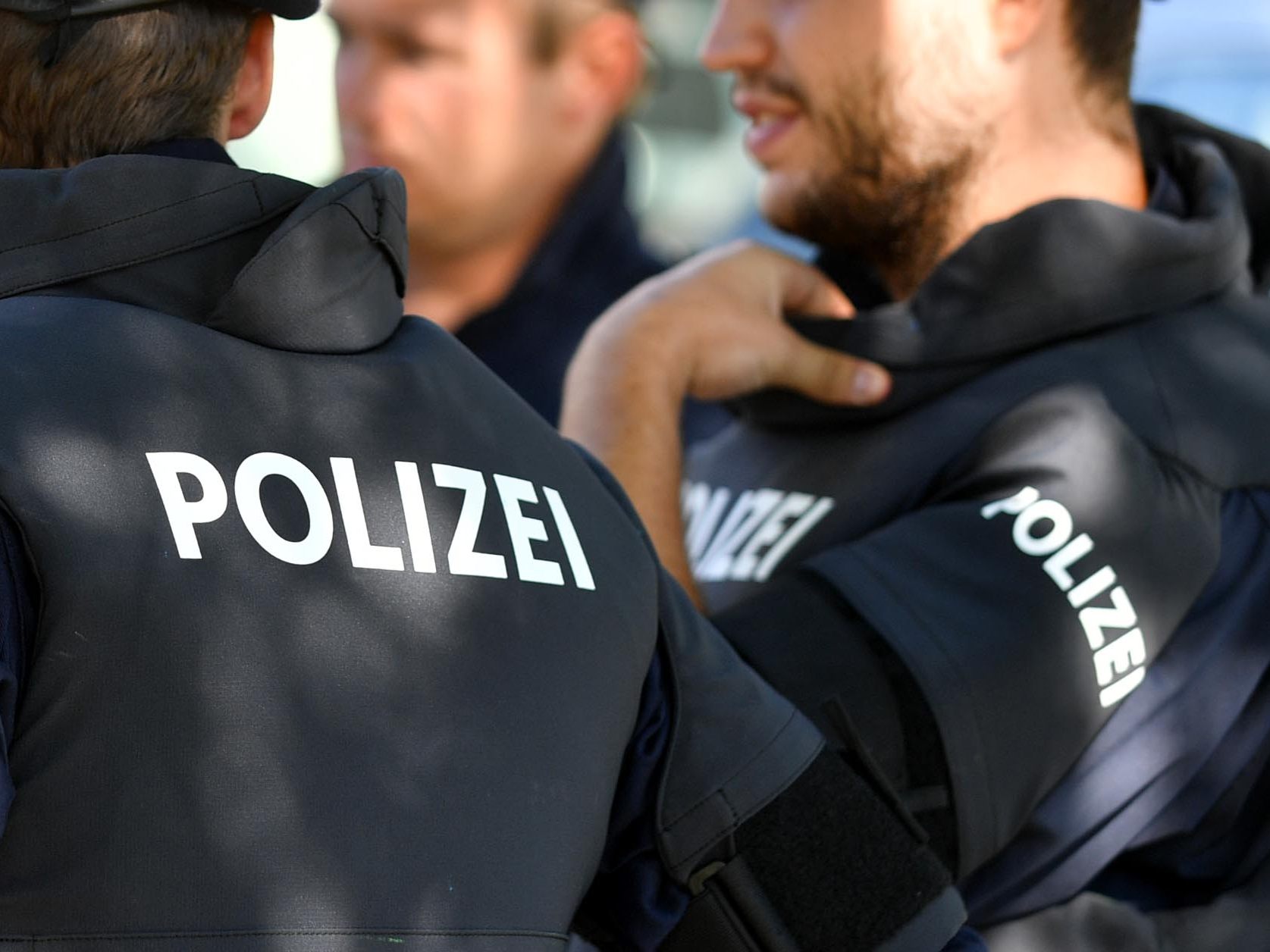 Zwei Männer gaben sich am Telefon als Polizisten aus und forderten die Abhebung von Bargeld.