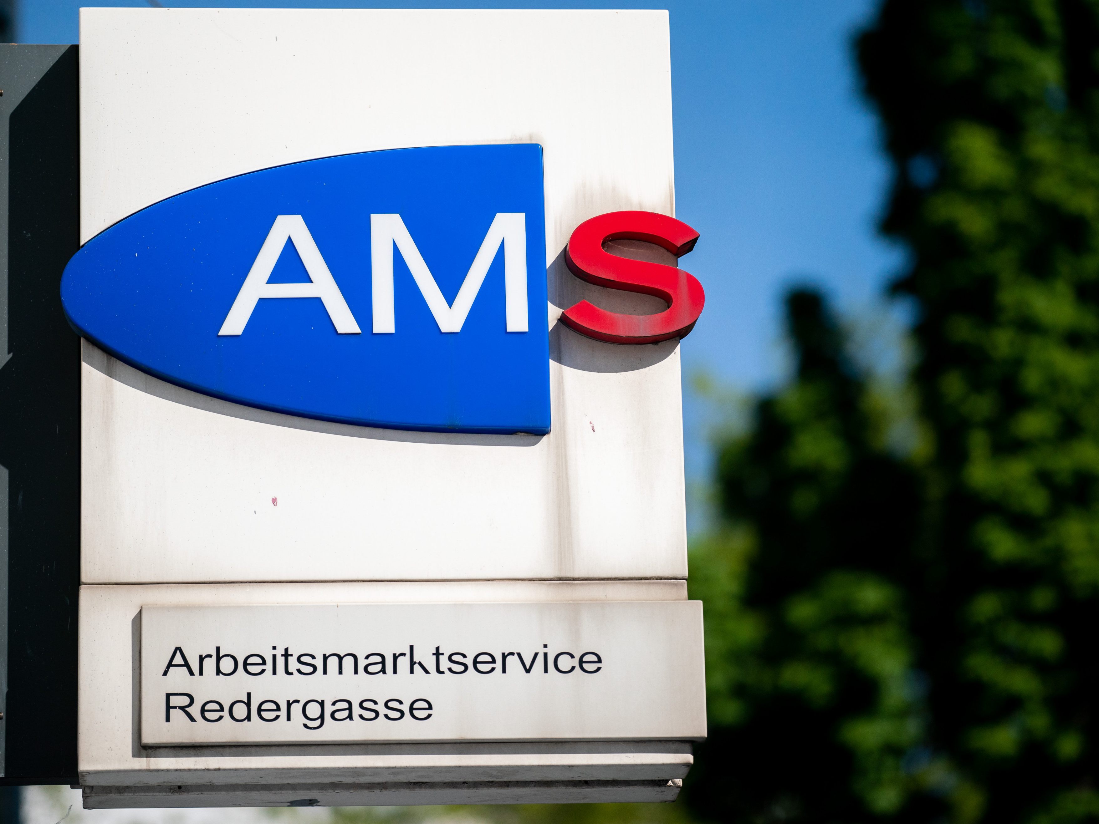 Wöchentliche Arbeitslosenzahlen auf 349.471 leicht gesunken.