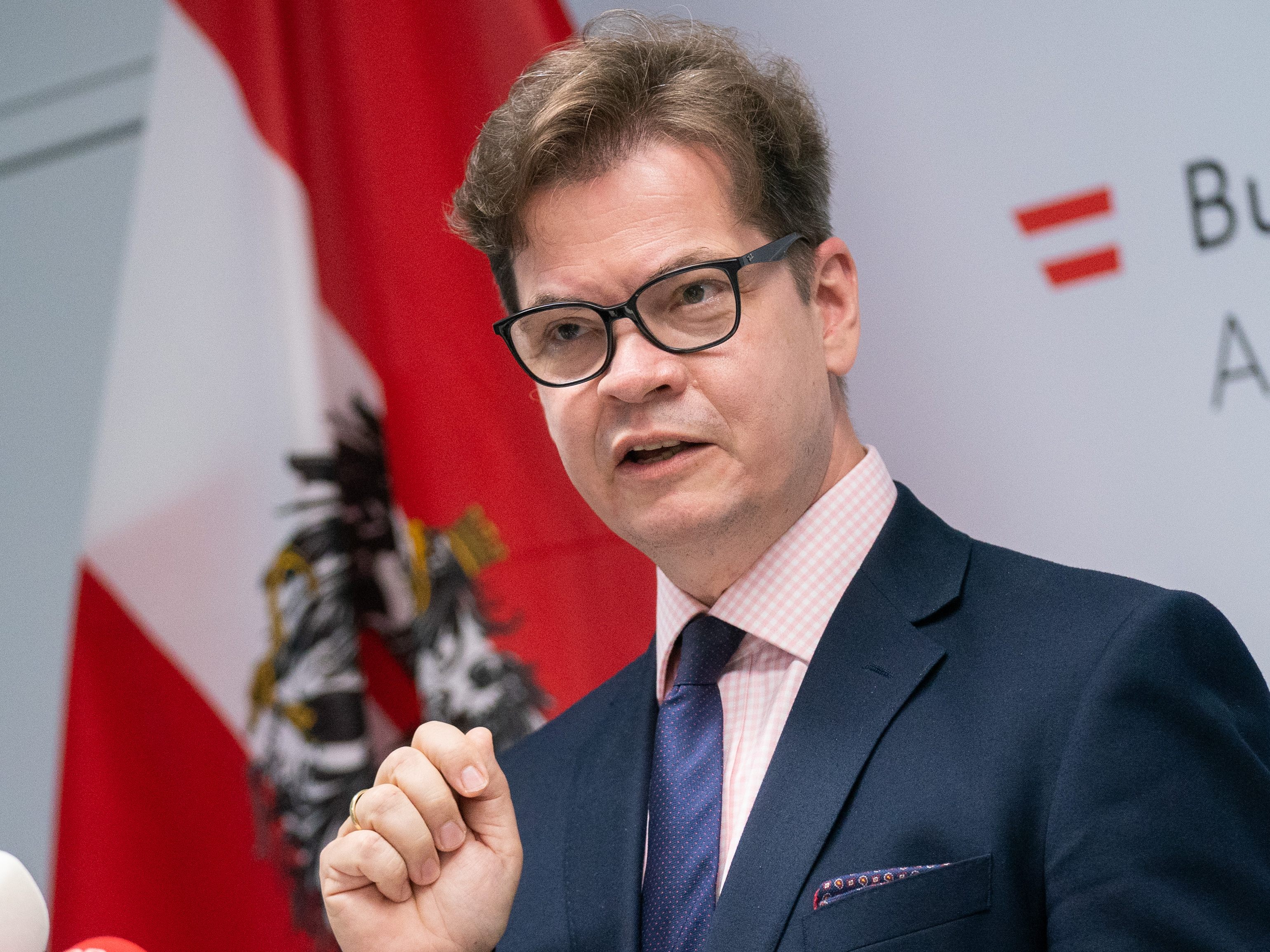 Neumayer forderte stabile Rahmenbedingungen für Unternehmen und ihre Beschäftigte. Neumayer forderte stabile Rahmenbedingungen für Unternehmen und ihre Beschäftigte.