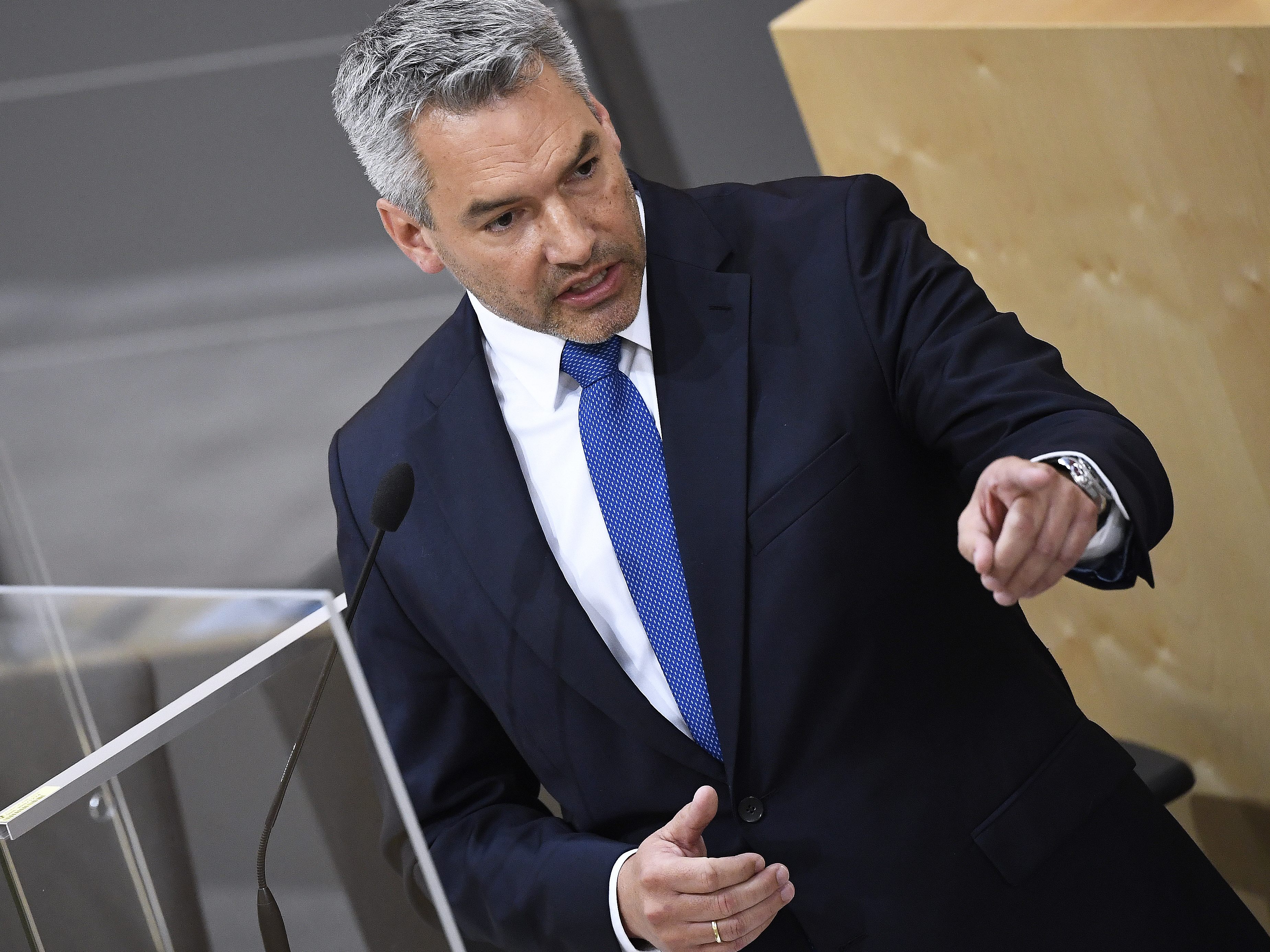 Nehammer konterte den Vorwürfen von Vorgänger Kickl. Nehammer konterte den Vorwürfen von Vorgänger Kickl.