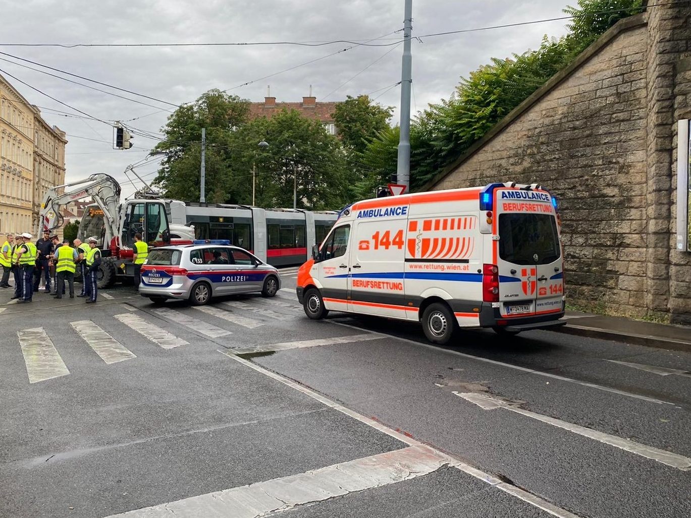 Eine Straßenbahn, davor Polizei und Rettung vor Ort. Eine Straßenbahn, davor Polizei und Rettung vor Ort.