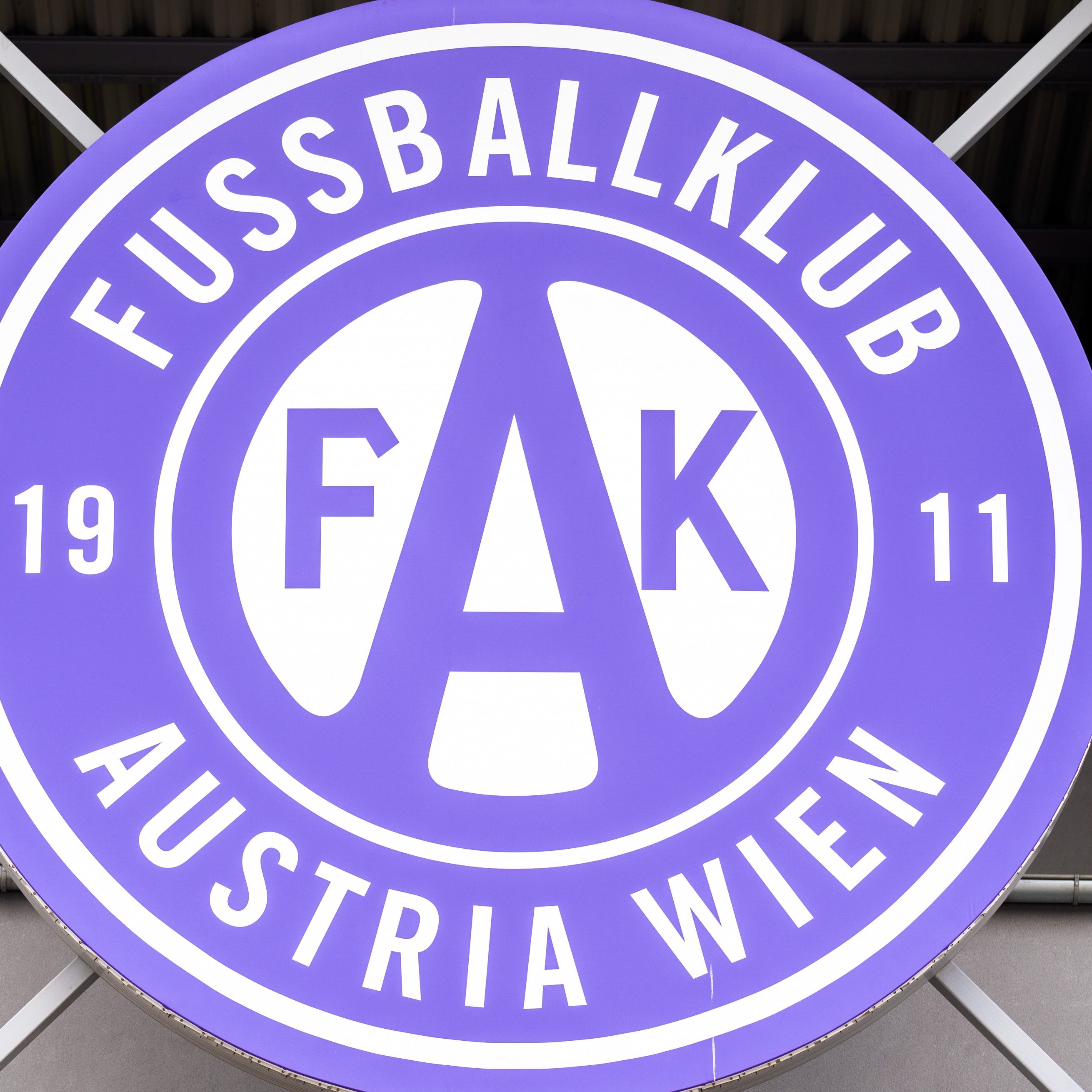 Die Wiener Austria hat sich auf den Weg ins Trainingslager gemacht.