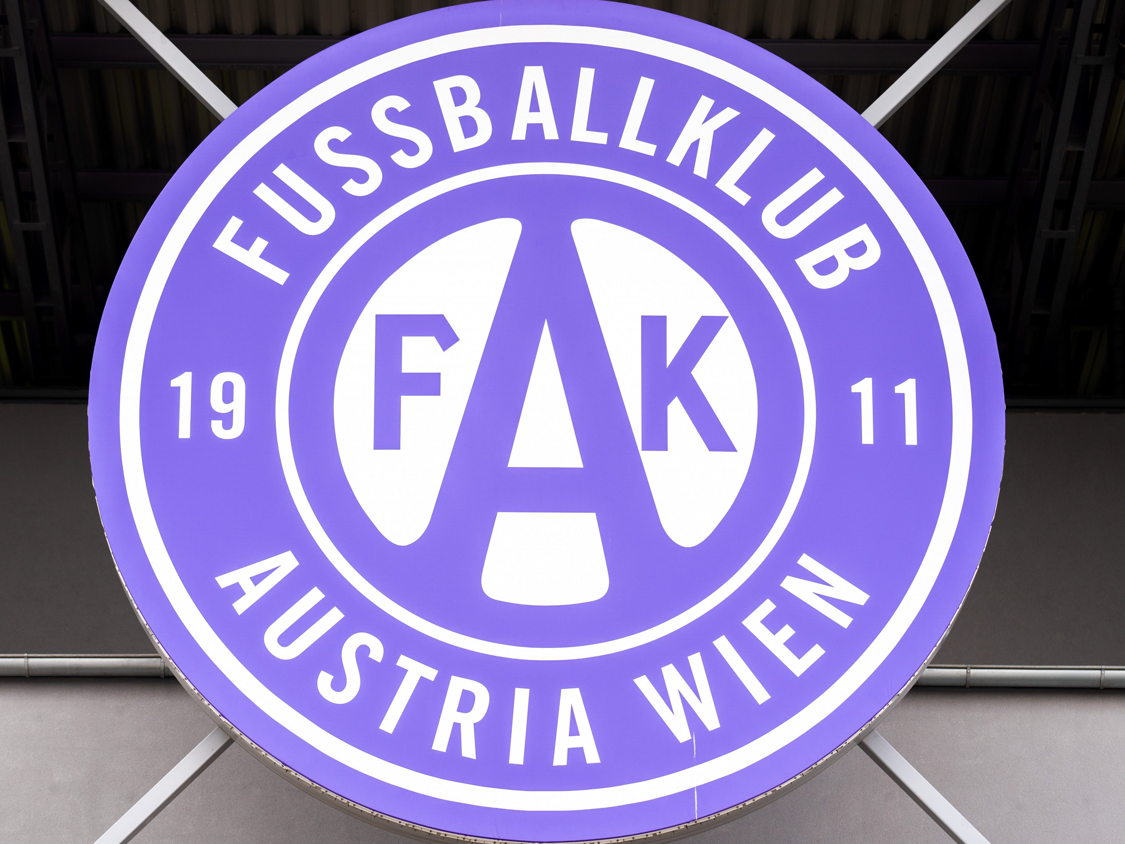 Die Wiener Austria hat sich auf den Weg ins Trainingslager gemacht.